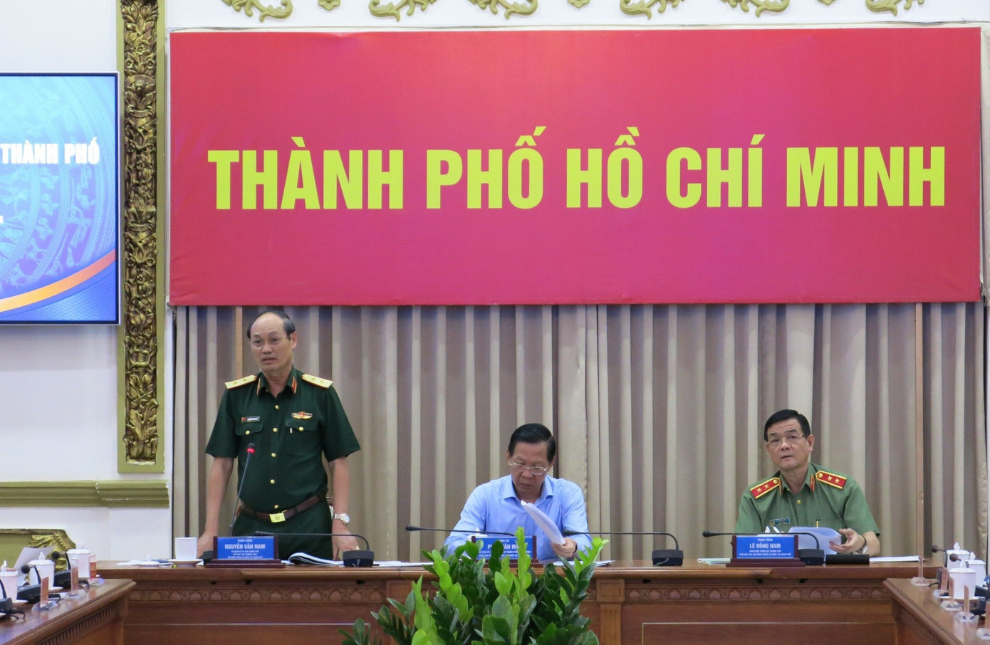 Trung tướng Nguyễn Văn Nam - Tư lệnh Bộ Tư lệnh TPHCM góp ý tại buổi làm việc. Ảnh: Trung tâm Báo chí TPHCM