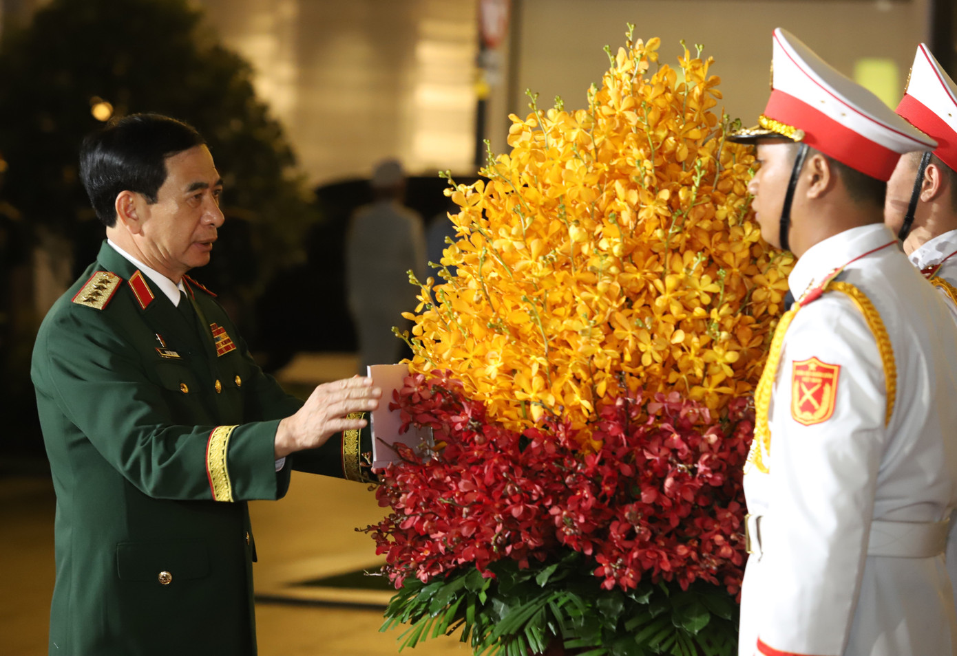 Đại tướng Phan Văn Giang, Bộ trưởng Bộ Quốc phòng thực hiện nghi thức chỉnh hoa.