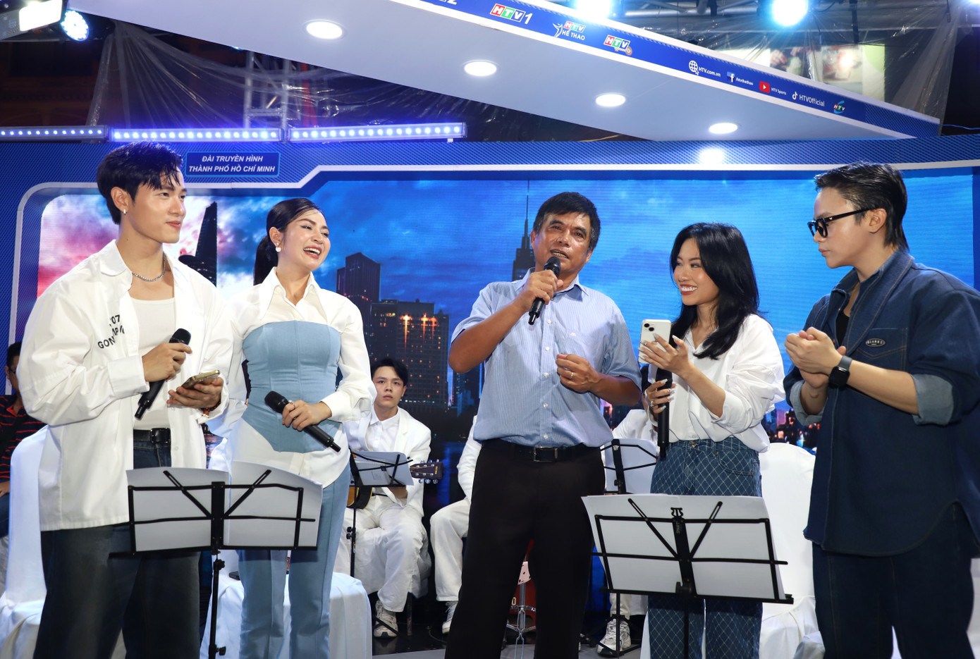 Đêm trước khi Hội báo khép lại, tại không gian của mình, Đài Truyền hình TPHCM (HTV) thực hiện chương trình giao lưu văn nghệ với sự tham gia của lãnh đạo đài và các nghệ sĩ trẻ, thu hút nhiều du khách, bạn trẻ theo dõi. Đêm trước khi Hội báo khép lại, tại không gian của mình, Đài Truyền hình TPHCM (HTV) thực hiện chương trình giao lưu văn nghệ với sự tham gia của lãnh đạo đài và các nghệ sĩ trẻ, thu hút nhiều du khách, bạn trẻ theo dõi.