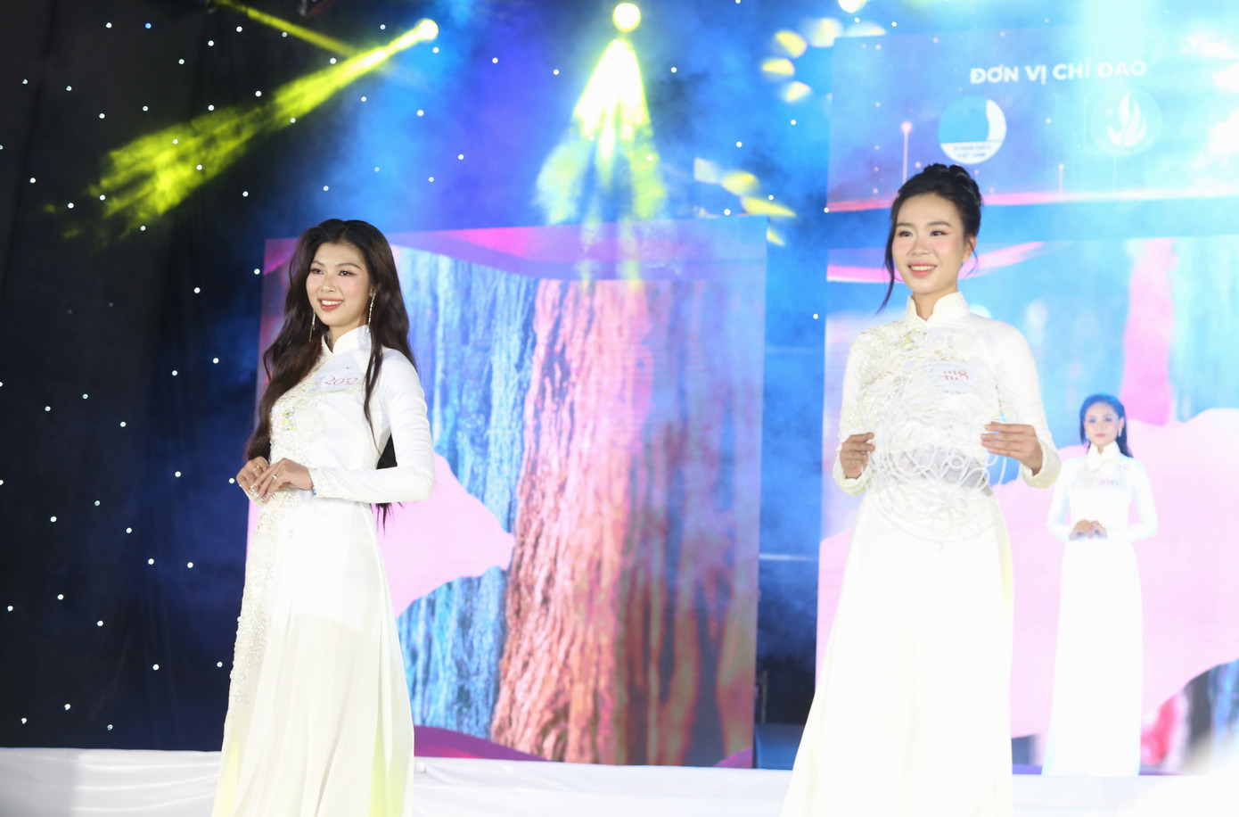 Các nữ sinh tự tin khoe dáng và thể hiện kỹ năng trình diễn trên sân khấu để thuyết phục Ban giám khảo.