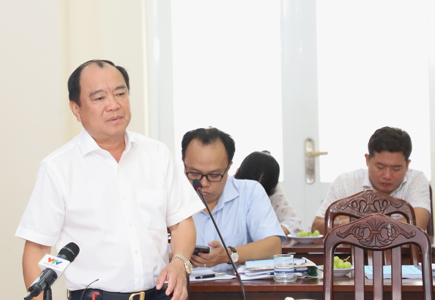 Phó Chủ tịch Thường trực UBND quận 7 Lê Văn Thành trao đổi với đoàn giám sát.