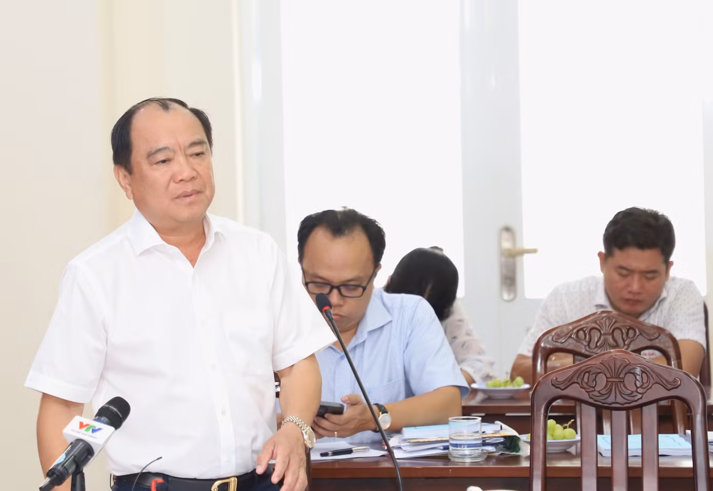 Phó Chủ tịch Thường trực UBND quận 7 Lê Văn Thành trao đổi với đoàn giám sát.