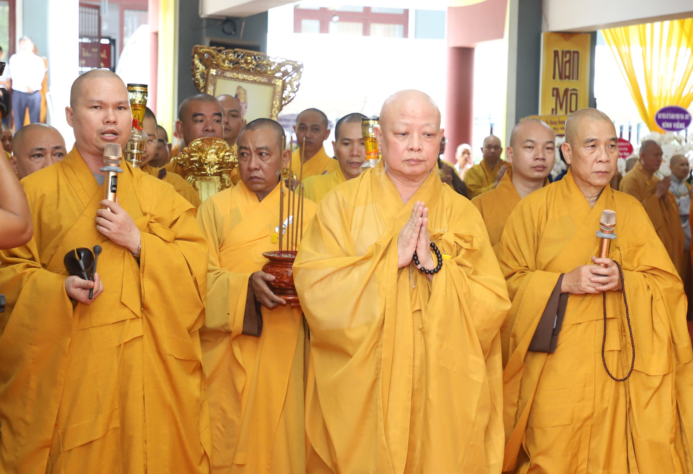 Cử hành nghi lễ phụng tống kim quan đưa Hòa thượng Thích Huệ Trí trở về Tổ đình Kim Tiên (TP. Huế, Thừa Thiên - Huế). Cử hành nghi lễ phụng tống kim quan đưa Hòa thượng Thích Huệ Trí trở về Tổ đình Kim Tiên (TP. Huế, Thừa Thiên - Huế).