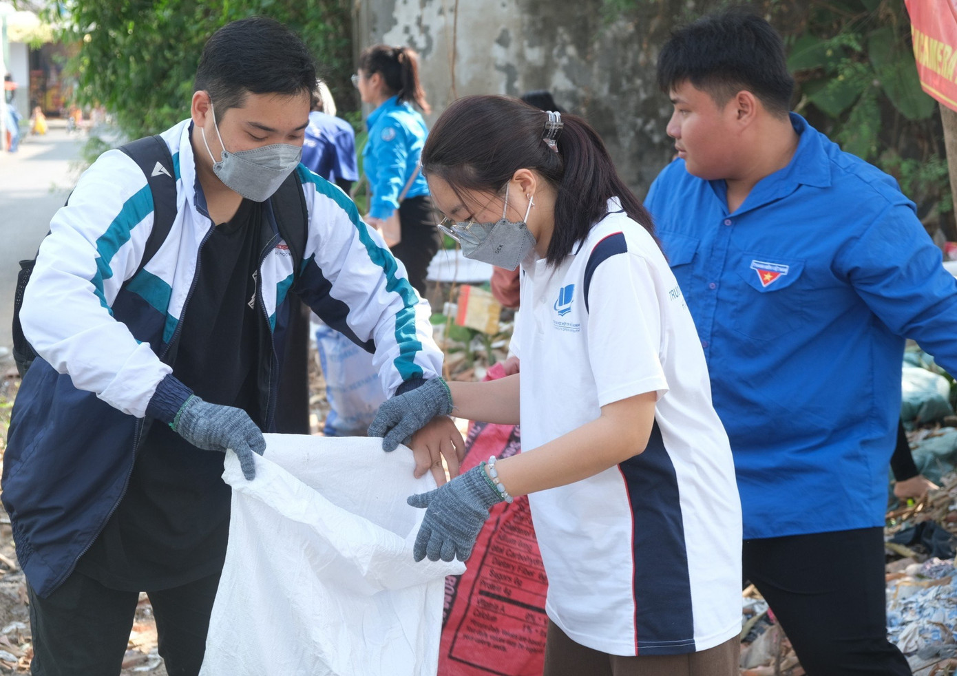 Bạn trẻ chung tay mang lại vẻ mỹ quan cho khu phố.