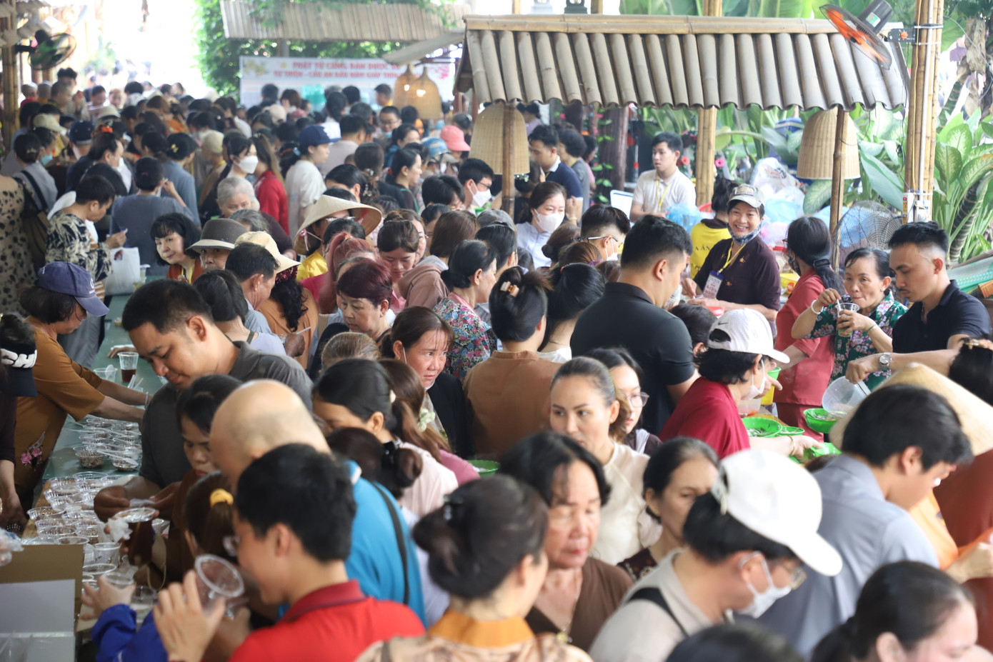 Hàng nghìn phật tử, bà con từ các nơi trên địa bàn TPHCM tụ hội về tổ đình, tạo nên không gian nhộn nhịp, rộn ràng khắp các khu vực khuôn viên nhà chùa.