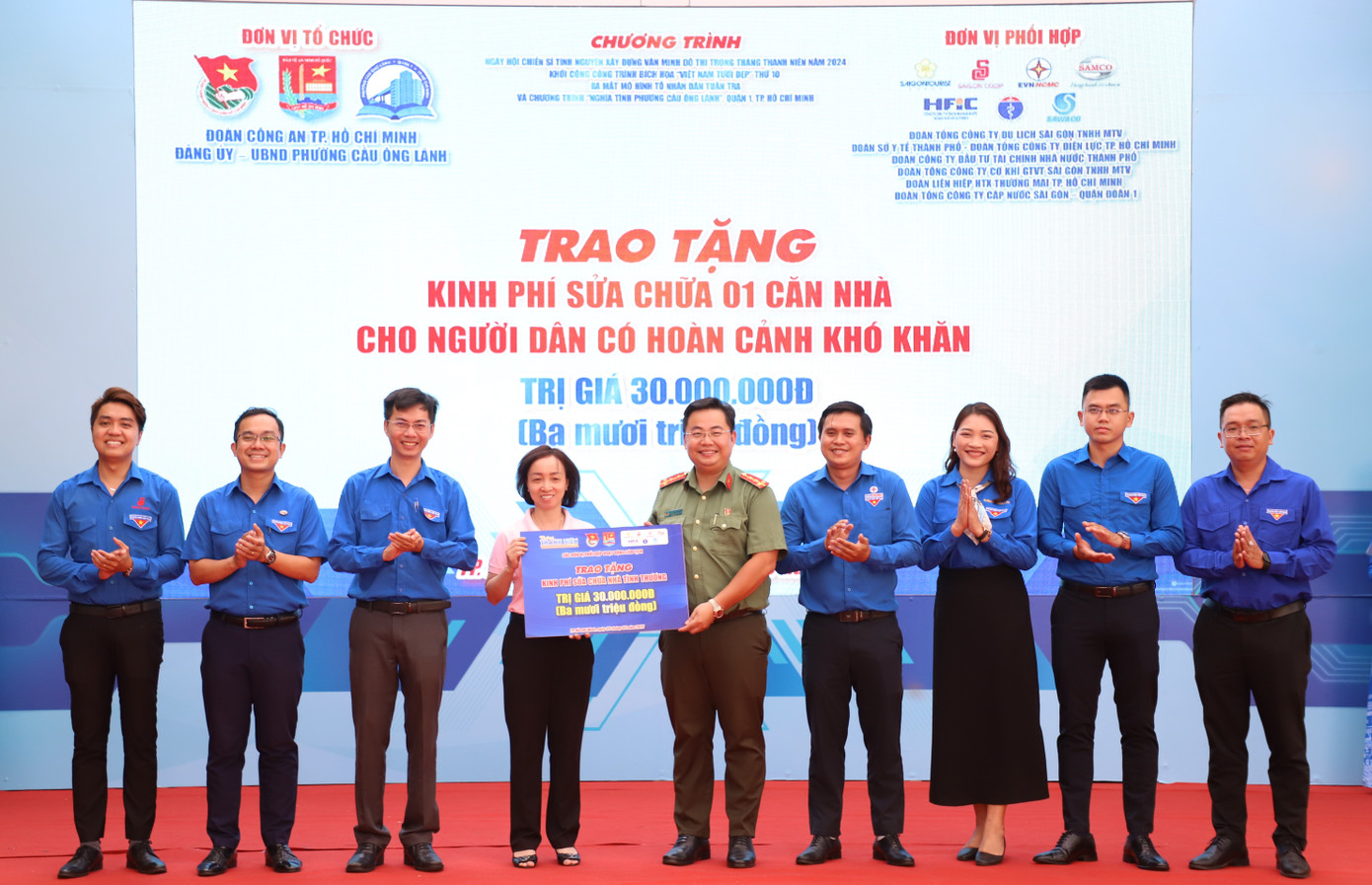 Anh Đặng Văn Thắng - Trưởng ban Ban Thanh niên Công an TPHCM tặng biển thực hiện công trình sửa chữa nhà tình thương.