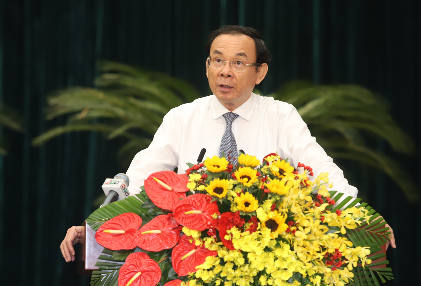 Bí thư Thành ủy TPHCM Nguyễn Văn Nên trao đổi tại kỳ họp. Ảnh: Ngô Tùng Bí thư Thành ủy TPHCM Nguyễn Văn Nên trao đổi tại kỳ họp. Ảnh: Ngô Tùng