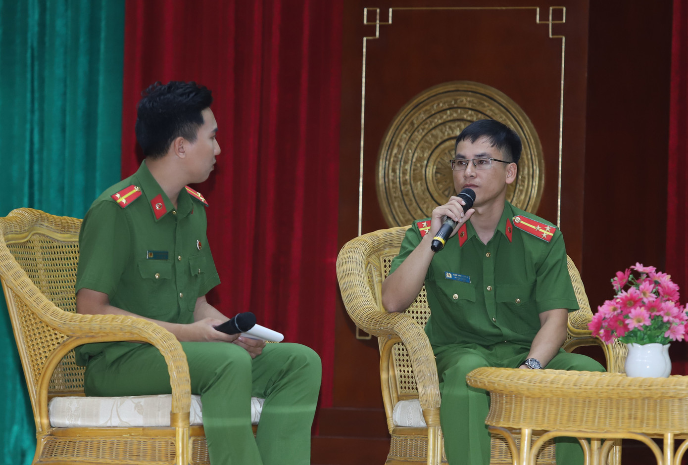 Thượng úy Trần Vĩnh Chiến chia sẻ tại buổi sinh hoạt. Thượng úy Trần Vĩnh Chiến chia sẻ tại buổi sinh hoạt.