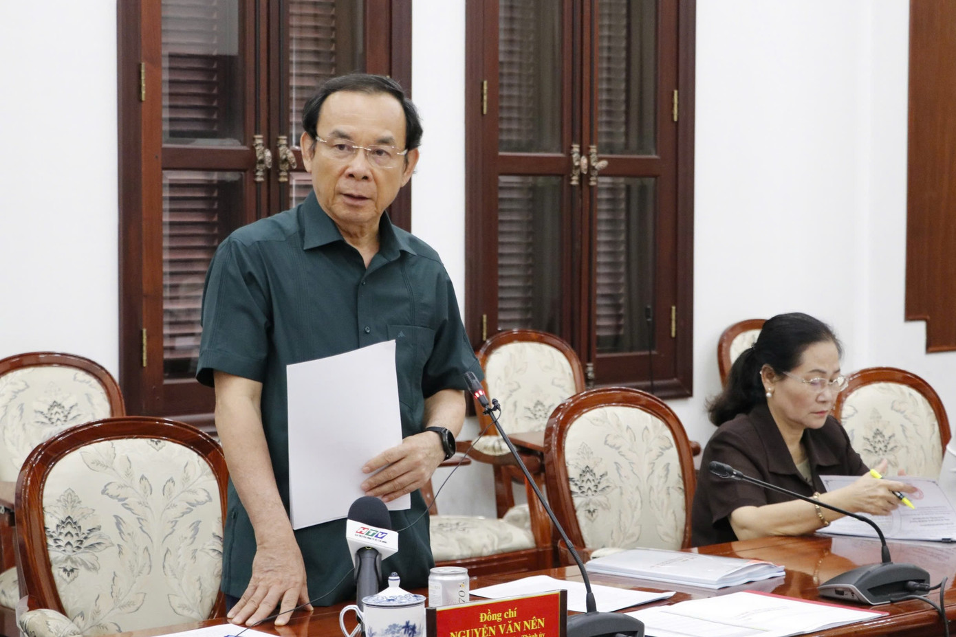 Bí thư Thành ủy TPHCM Nguyễn Văn Nên trao đổi kết luận phiên họp. Ảnh: N.B