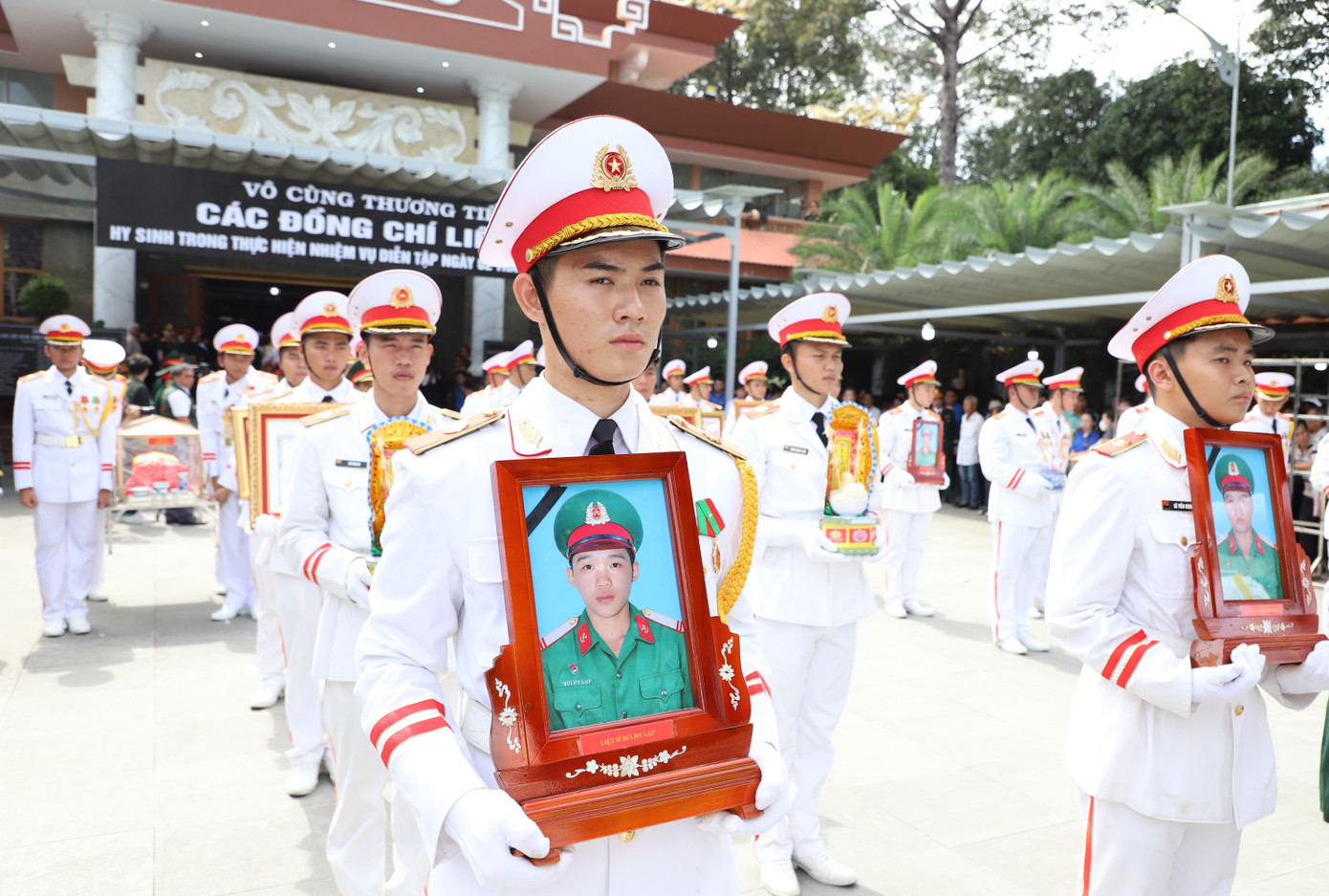 Tổ quốc mãi khắc ghi sự hy sinh anh dũng của các anh. Tổ quốc mãi khắc ghi sự hy sinh anh dũng của các anh.