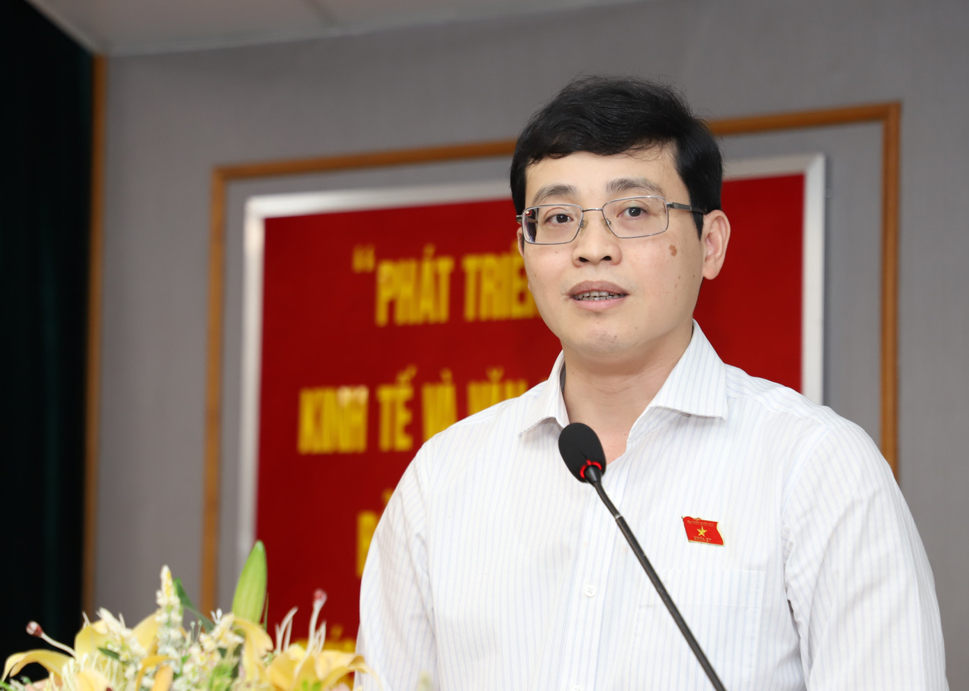 Ông Đỗ Đức Hiển trao đổi xoay quanh các ý kiến của cử tri.