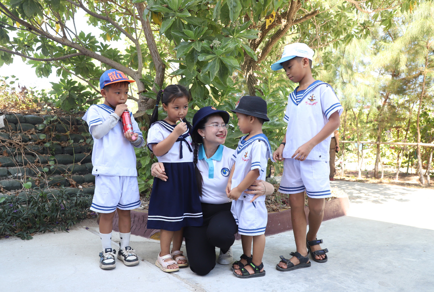 Chị Nguyễn Phạm Duy Trang - Bí thư Trung ương Đoàn, Chủ tịch Hội đồng Đội Trung ương, hỏi thăm sức khỏe, việc ăn học của các bạn nhỏ đảo Song Tử Tây.