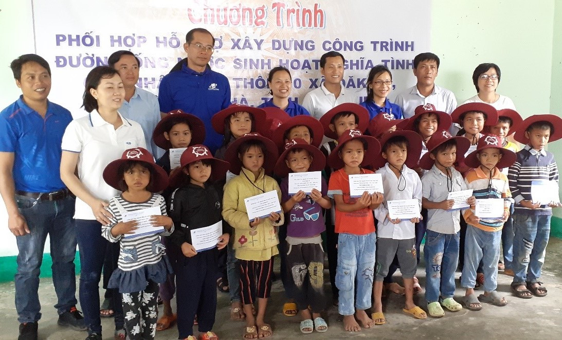 Dù hết công tác Đoàn, nhiều năm qua anh Sinh vẫn miệt mài tham gia đồng hành, tổ chức các hành trình "Trở lại mặt trận" tình nguyện năm xưa để chia sẻ, hỗ trợ bà con. Ảnh: NVCC Dù hết công tác Đoàn, nhiều năm qua anh Sinh vẫn miệt mài tham gia đồng hành, tổ chức các hành trình "Trở lại mặt trận" tình nguyện năm xưa để chia sẻ, hỗ trợ bà con. Ảnh: NVCC