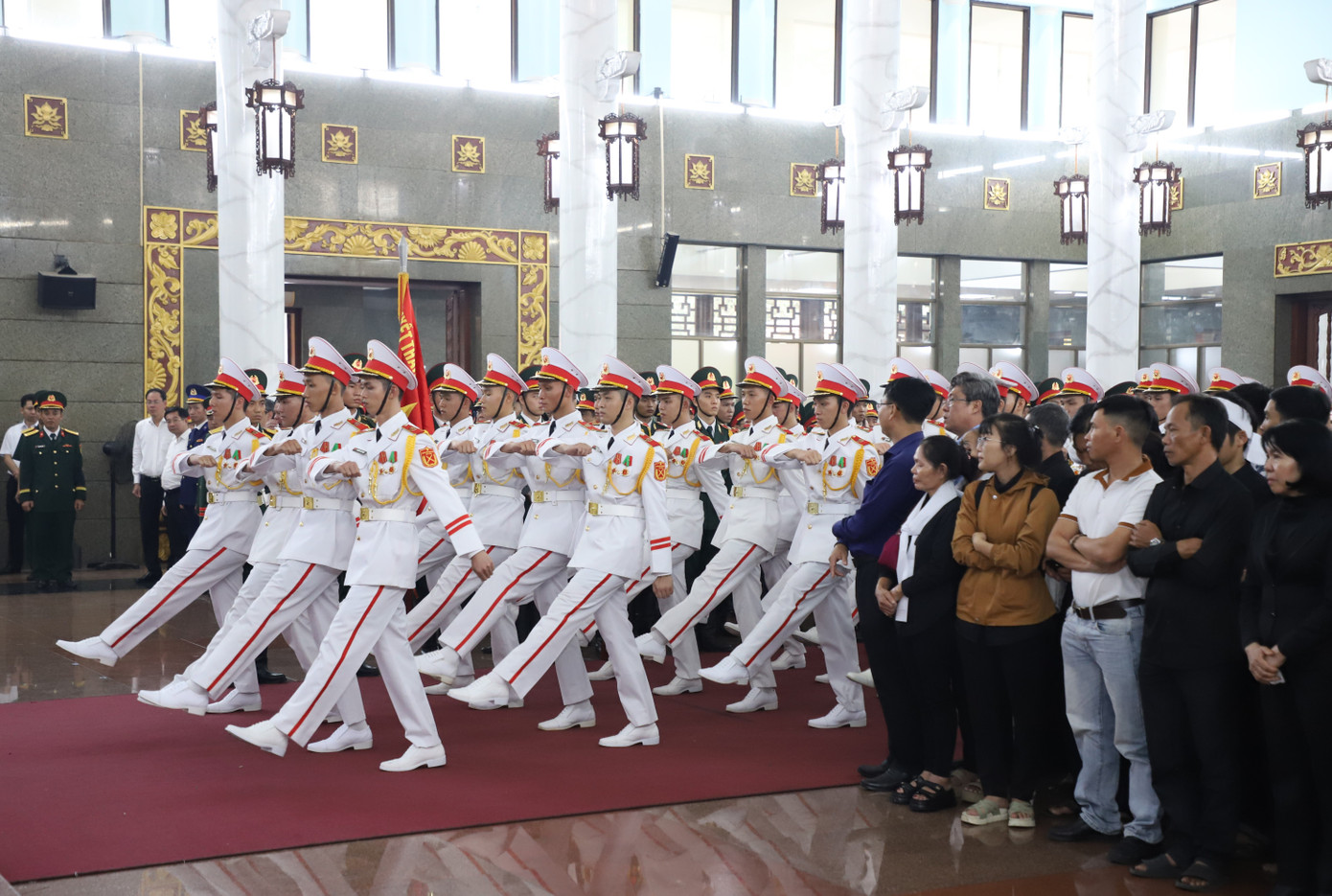 Trang trọng giờ phút tiễn đưa 12 liệt sĩ về nơi an nghỉ. Trang trọng giờ phút tiễn đưa 12 liệt sĩ về nơi an nghỉ.