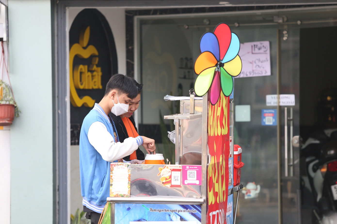 Năm 2023, Nguyễn Minh Thể đã đỗ vào Học viện Hàng không Việt Nam sau một hành trình chăm chỉ, nỗ lực gấp nhiều lần so với bạn bè đồng trang lứa. Ngay khi bước chân vào giảng đường đại học ở TPHCM, cậu tân sinh viên đã nhanh chóng kiếm việc làm thêm để có nguồn thu nhập để phần nào giảm gánh mưu sinh cho mẹ ở quê nhà.