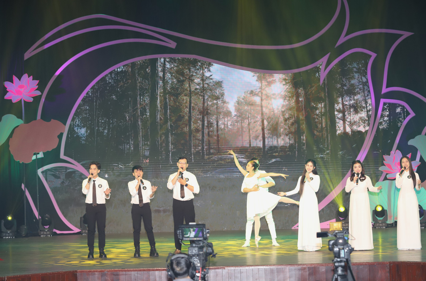Tiết mục văn nghệ do một tập thể nhận tuyên dương biểu diễn tại buổi lễ. Ảnh: Ngô Tùng Tiết mục văn nghệ do một tập thể nhận tuyên dương biểu diễn tại buổi lễ. Ảnh: Ngô Tùng