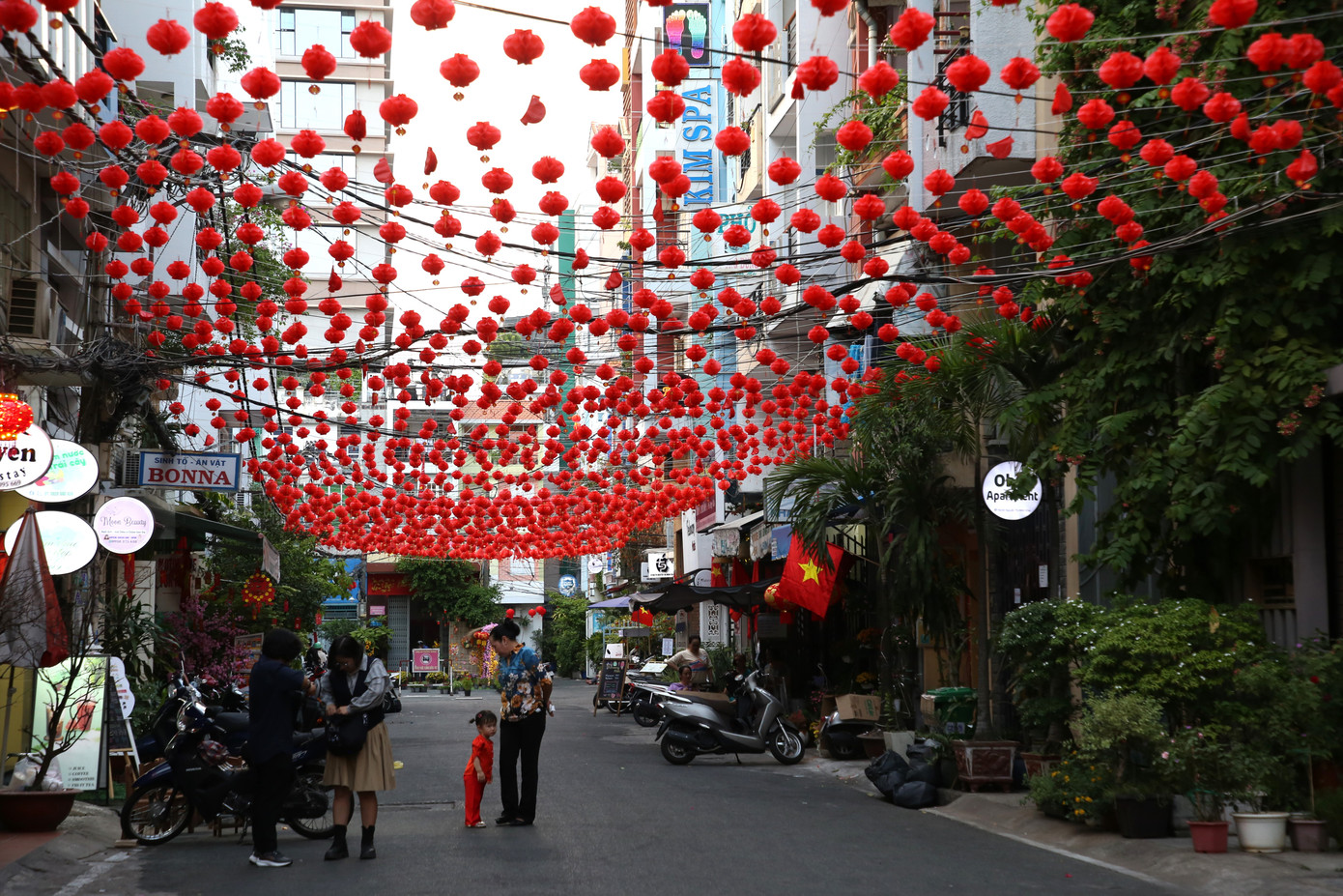 Tại hẻm 18A thuộc khu phố 5 (phường Đa Kao, quận 1), sắc xuân cũng đã rộn ràng không kém.