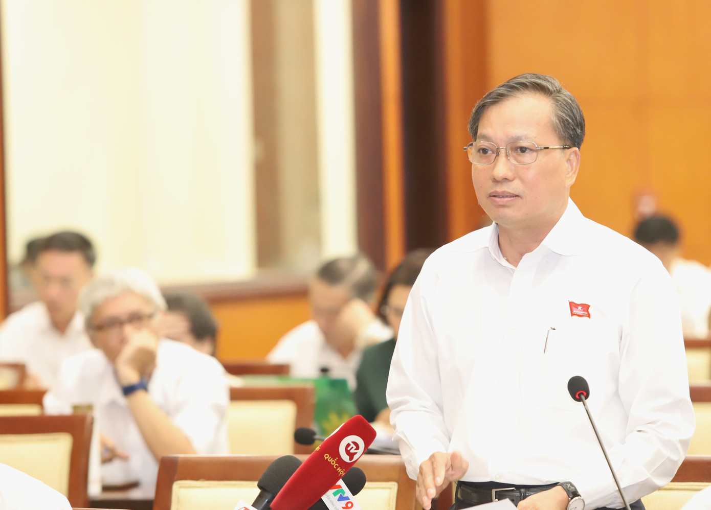 Ông Nguyễn Văn Đạt trao đổi tại kỳ họp. Ảnh: Ngô Tùng Ông Nguyễn Văn Đạt trao đổi tại kỳ họp. Ảnh: Ngô Tùng