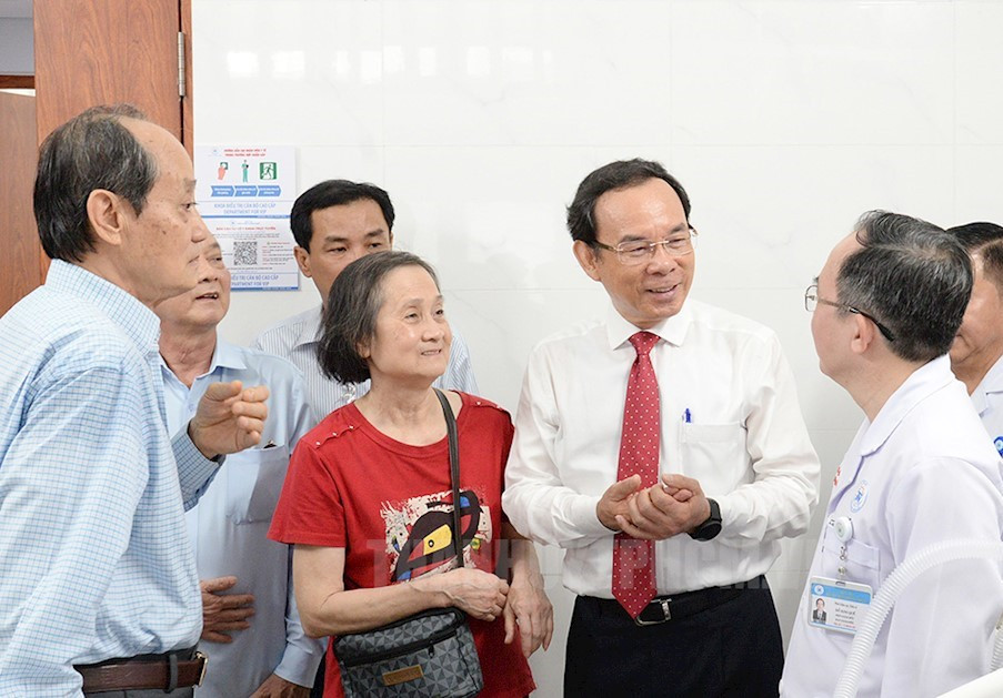 Bí thư Thành ủy Nguyễn Văn Nên thăm hỏi tình hình chăm sóc sức khỏe ông Lê Quang Thành. Ảnh: Thành ủy TPHCM Bí thư Thành ủy Nguyễn Văn Nên thăm hỏi tình hình chăm sóc sức khỏe ông Lê Quang Thành. Ảnh: Thành ủy TPHCM