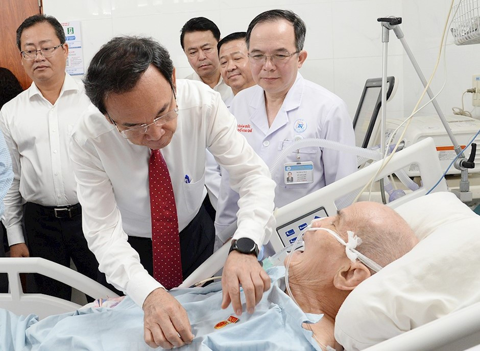 Bí thư Thành ủy TPHCM Nguyễn Văn Nên trao Huy hiệu 80 năm tuổi Đảng tặng ông Lê Quang Thành. Ảnh: Thành ủy TPHCM Bí thư Thành ủy TPHCM Nguyễn Văn Nên trao Huy hiệu 80 năm tuổi Đảng tặng ông Lê Quang Thành. Ảnh: Thành ủy TPHCM