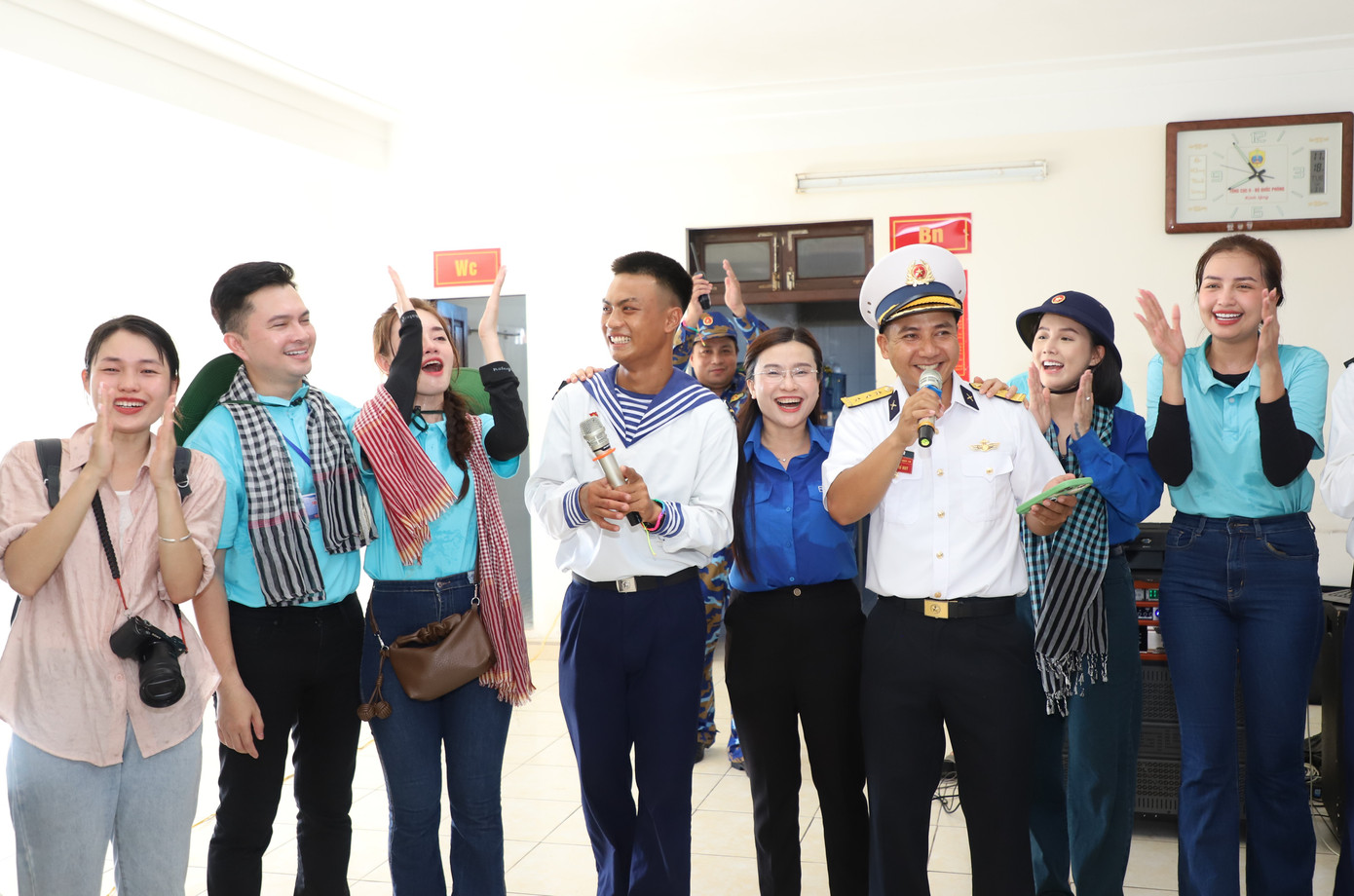 Đoàn cũng mang đến những lời ca tiếng hát gửi tặng quân và dân trên các điểm đảo, nhà giàn. Ảnh: Ngô Tùng Đoàn cũng mang đến những lời ca tiếng hát gửi tặng quân và dân trên các điểm đảo, nhà giàn. Ảnh: Ngô Tùng