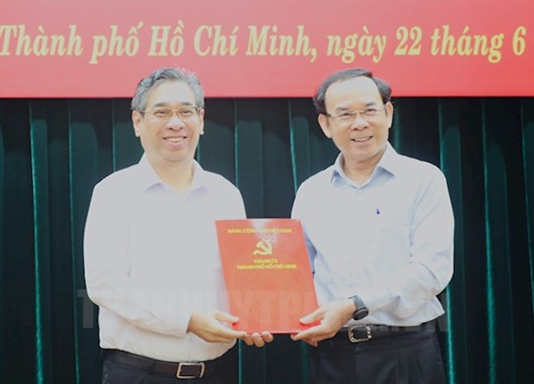 Bí thư Thành ủy TPHCM Nguyễn Văn Nên trao quyết định của Ban Thường vụ Thành ủy TPHCM cho ông Nguyễn Phước Lộc. Ảnh: Thành ủy TPHCM Bí thư Thành ủy TPHCM Nguyễn Văn Nên trao quyết định của Ban Thường vụ Thành ủy TPHCM cho ông Nguyễn Phước Lộc. Ảnh: Thành ủy TPHCM
