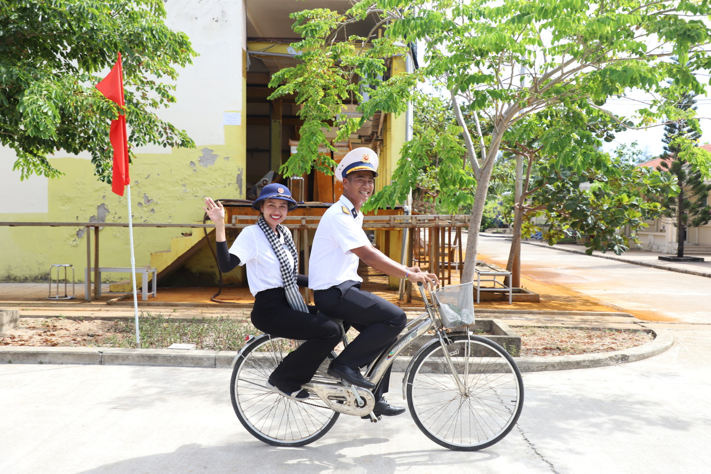 Khoảnh khắc gần gũi, thân tình giữa nàng hậu với chàng sĩ quan nơi đảo xa.