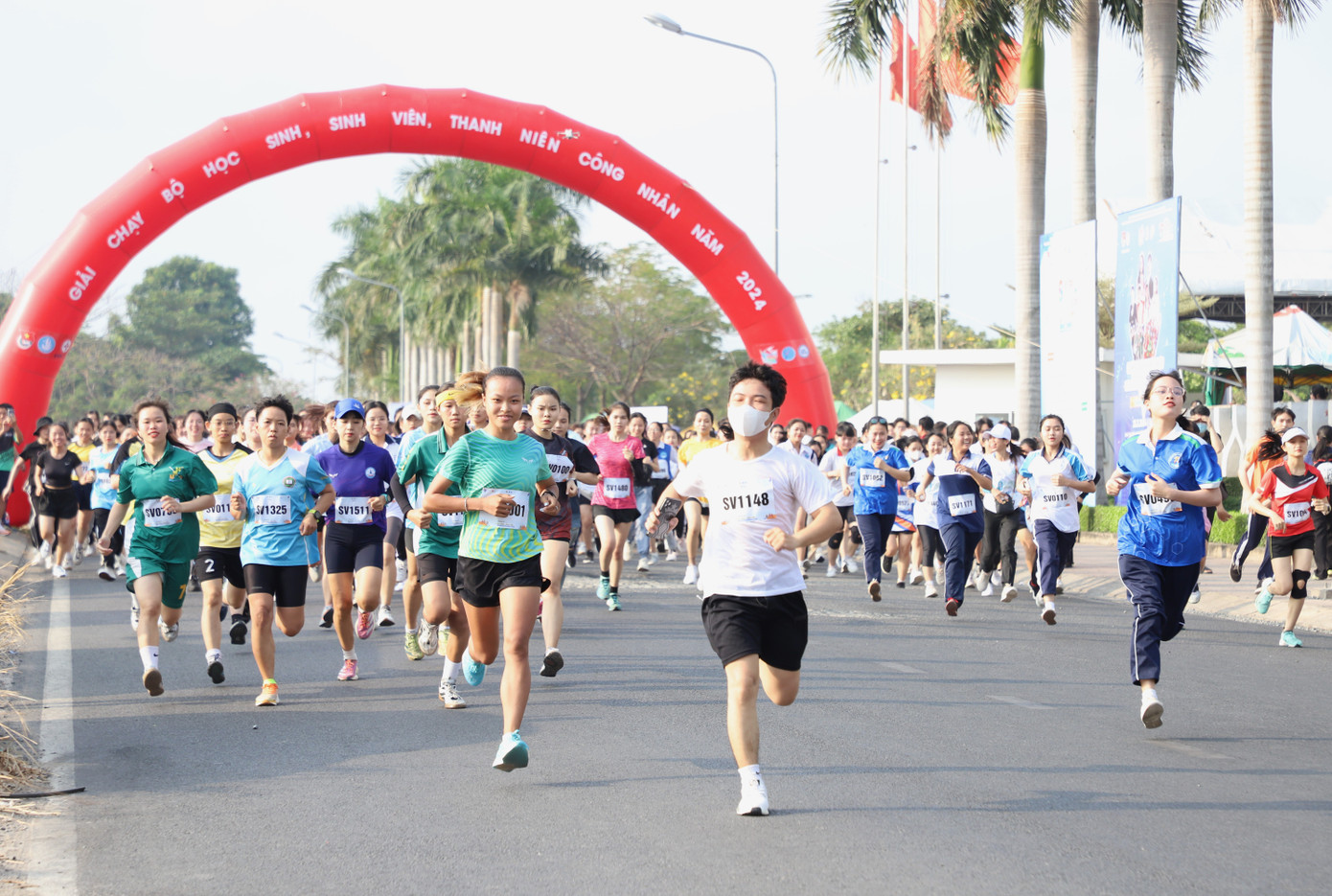 Hàng nghìn nam nữ sinh viên hòa chung những bước chạy năng động trong khuôn khổ ngày hội Sức trẻ Sinh viên TPHCM năm nay.