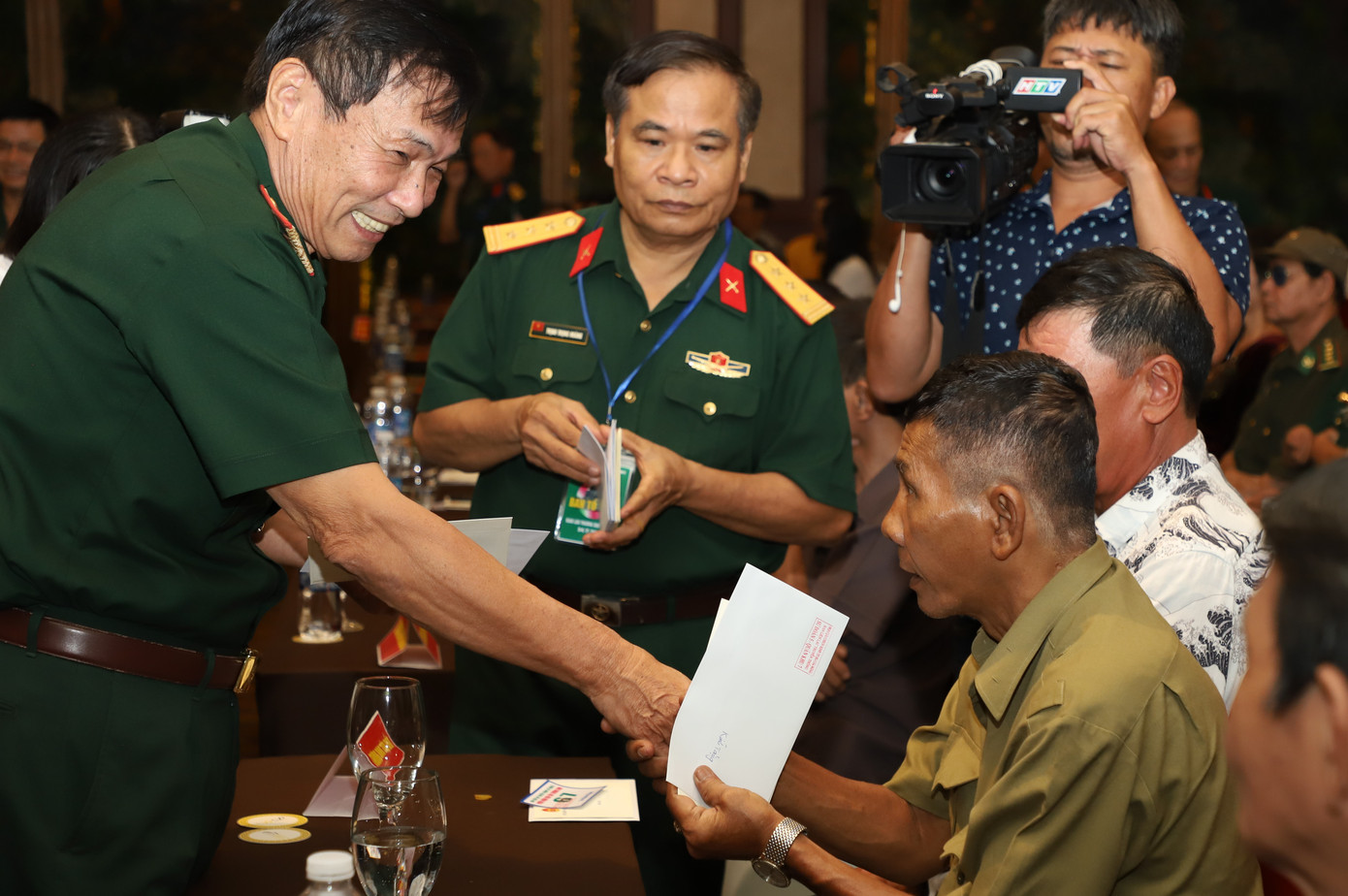 Những phần quà cùng lời động viên chân tình dành cho những đồng đội, đồng chí một thời cống hiến thân mình cho Tổ quốc. Những phần quà cùng lời động viên chân tình dành cho những đồng đội, đồng chí một thời cống hiến thân mình cho Tổ quốc.