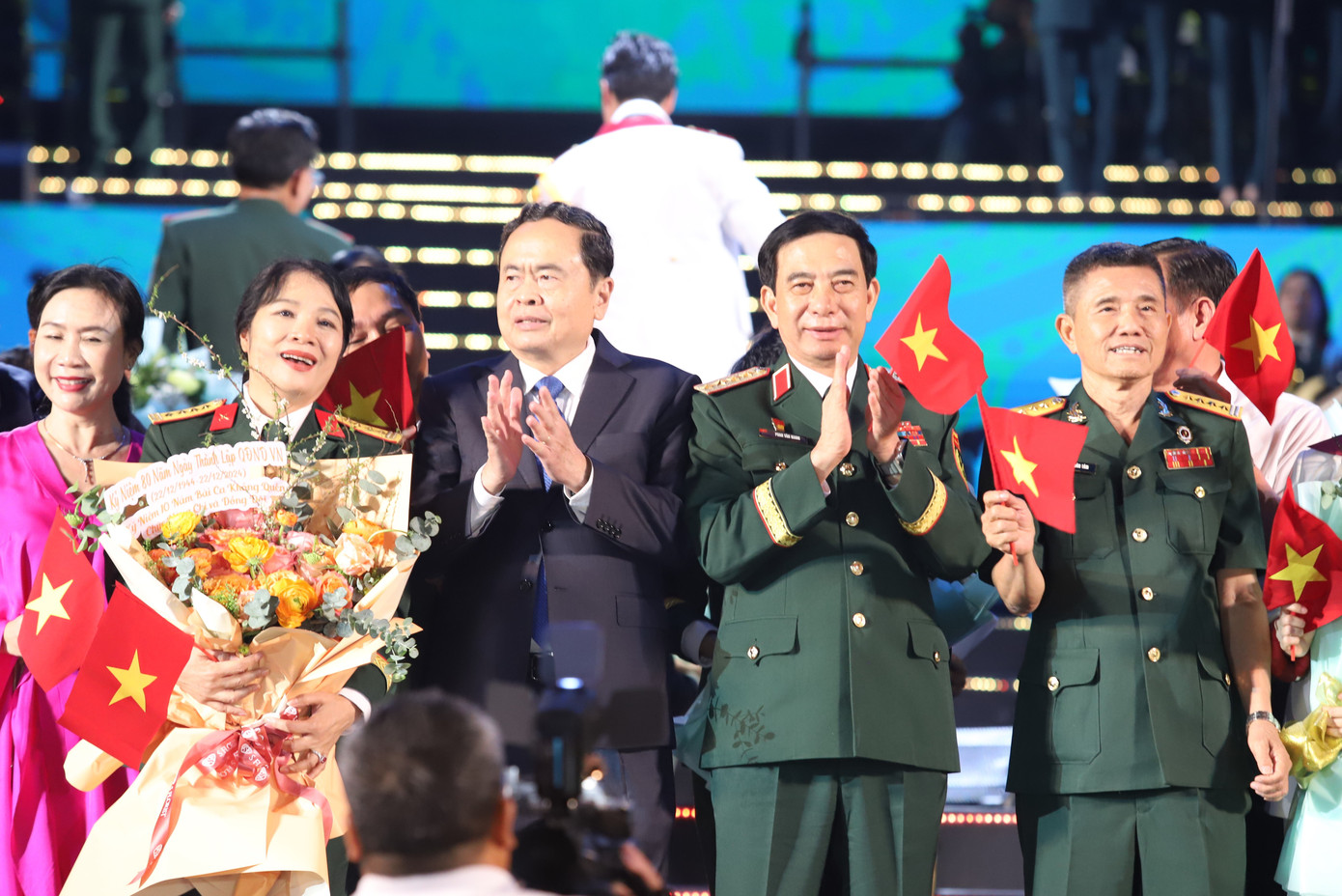 Lãnh đạo Quốc hội, Quân ủy Trung ương, Bộ Quốc phòng cùng hòa trong giai điệu hào hùng, tô thắm hình ảnh hết lòng phụng sự Tổ quốc, phục vụ nhân dân của người lính. Lãnh đạo Quốc hội, Quân ủy Trung ương, Bộ Quốc phòng cùng hòa trong giai điệu hào hùng, tô thắm hình ảnh hết lòng phụng sự Tổ quốc, phục vụ nhân dân của người lính.