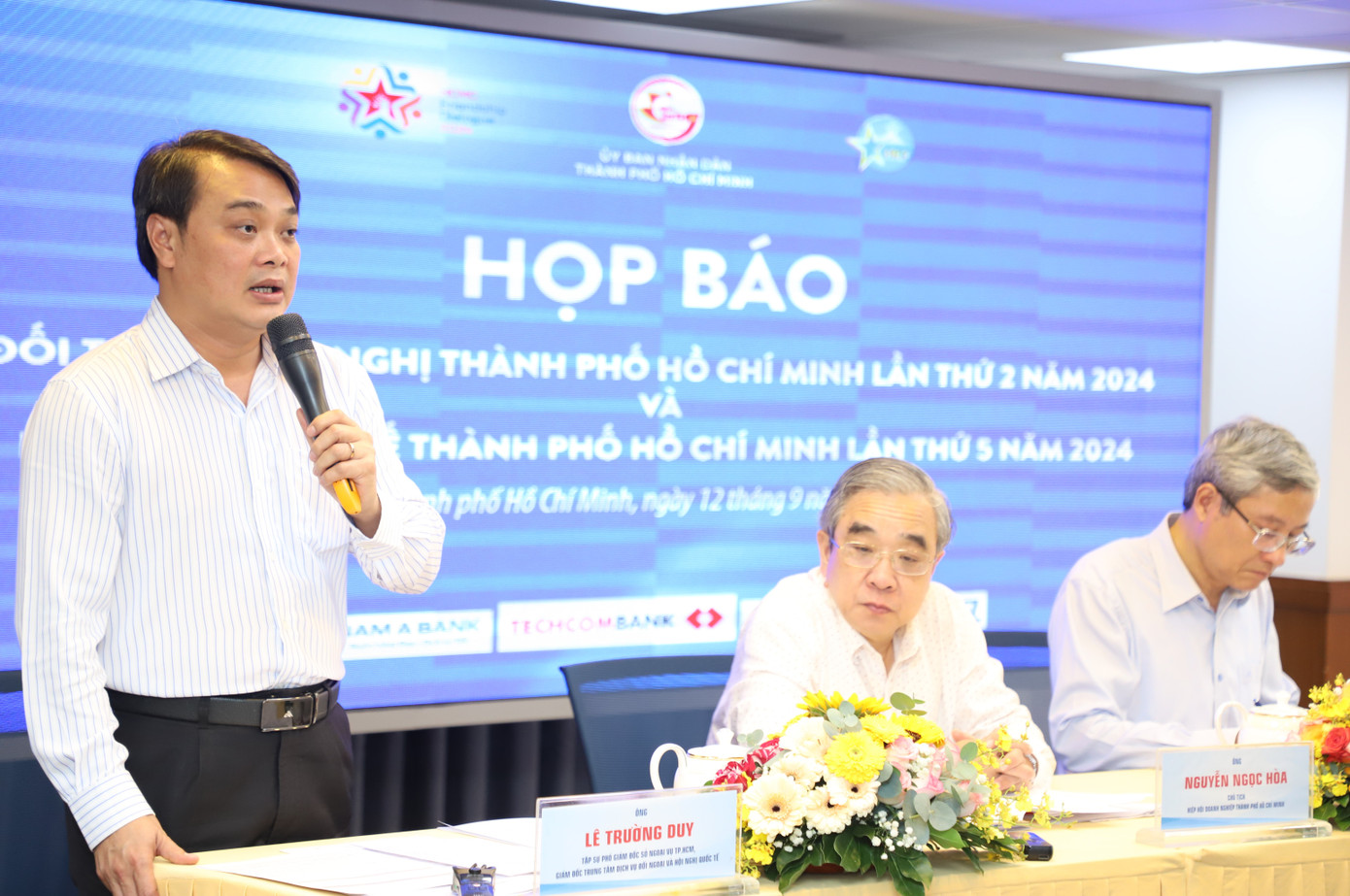 Ông Lê Trường Duy thông tin tại buổi họp. Ảnh: Ngô Tùng.