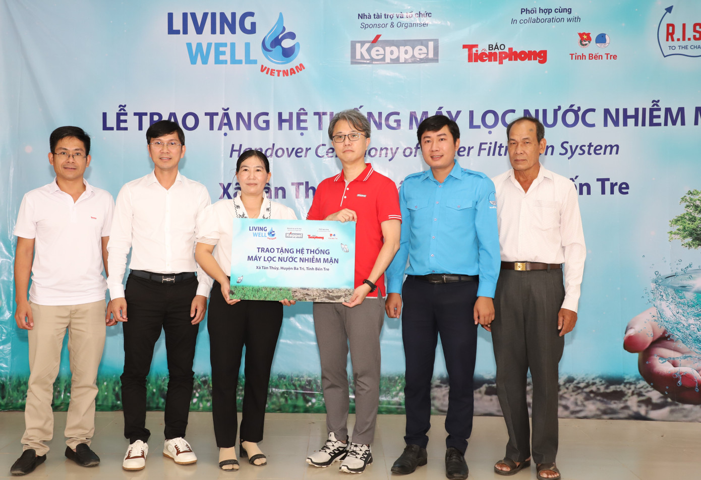 Đại diện Tập đoàn Keppel trao tặng hệ thống máy lọc nước đến xã Tân Thủy.