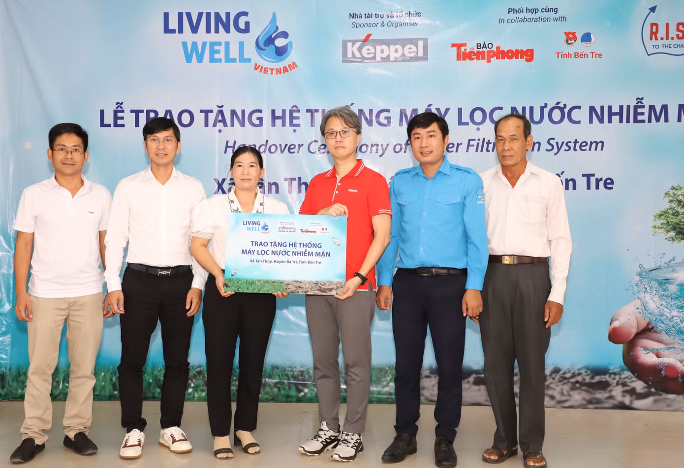 Đại diện Tập đoàn Keppel trao tặng hệ thống máy lọc nước đến xã Tân Thủy.