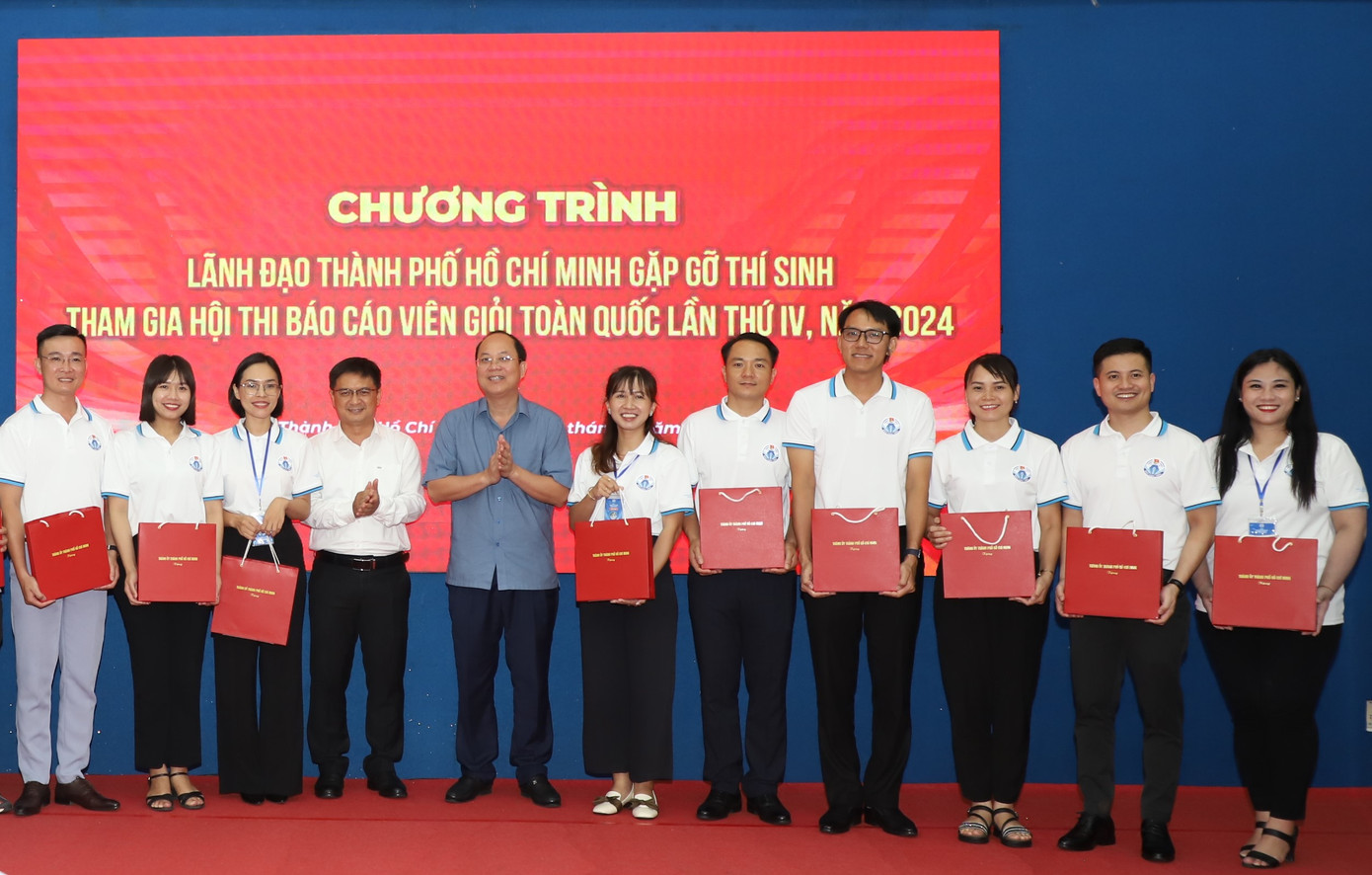 Lãnh đạo TPHCM chúc mừng, động viên các bạn trẻ tiêu biểu.