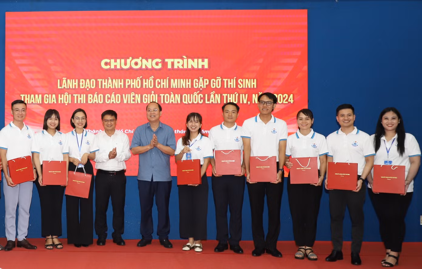 Lãnh đạo TPHCM chúc mừng, động viên các bạn trẻ tiêu biểu.