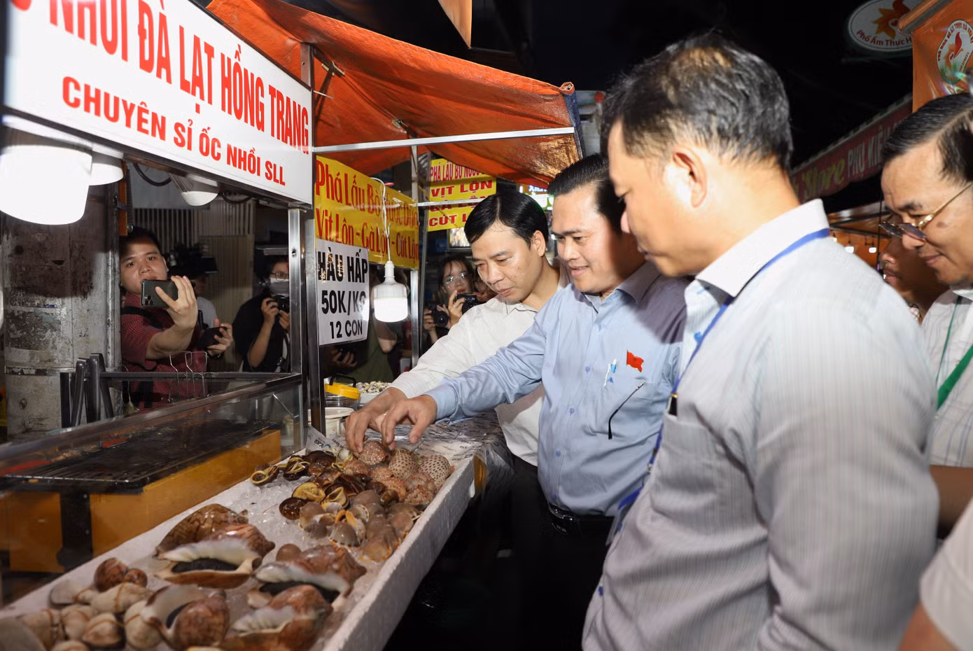 Đoàn khảo sát chú trọng kiểm tra nguồn gốc xuất xứ, điều kiện vệ sinh thực phẩm... của các loại hàng hóa cũng như quy trình chế biến, bảo quản món ăn tại phố. Các thành viên đoàn cũng lưu ý các cơ sở kinh doanh thi thoảng cũng phải kiểm chứng, kiểm tra kỹ lưỡng mức độ an toàn của nguồn thực phẩm mình sử dụng nhằm đảm bảo tốt nhất sức khỏe cho người tiêu dùng. Ảnh: Ngô Tùng