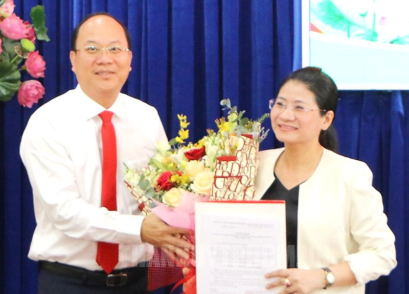 Phó Bí thư Thường trực Thành ủy TPHCM Nguyễn Hồ Hải trao quyết định cho bà Bùi Thị Ngọc Hà. Ảnh: Thành ủy TPHCM. Phó Bí thư Thường trực Thành ủy TPHCM Nguyễn Hồ Hải trao quyết định cho bà Bùi Thị Ngọc Hà. Ảnh: Thành ủy TPHCM.