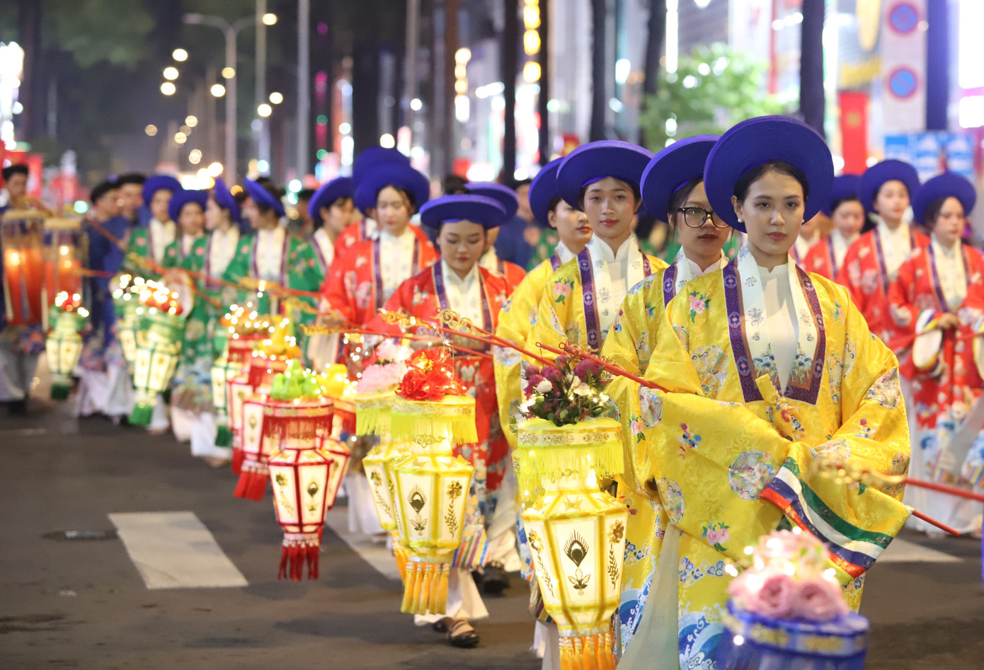 Nhóm bạn trẻ diện cổ phục Việt mang đèn lồng tham gia lễ rước.