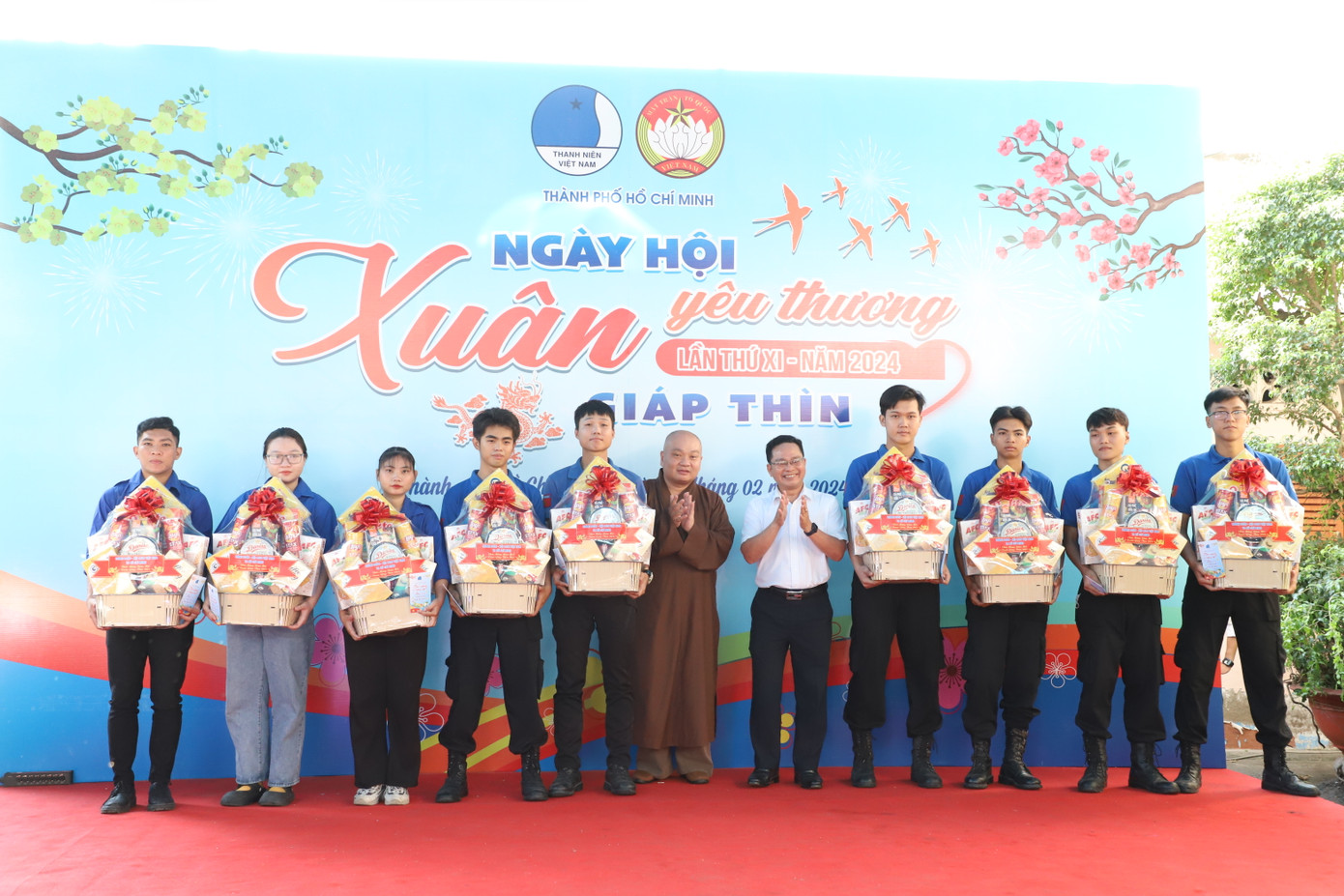 Món quà Tết ấm tình gửi tặng các bạn thanh niên có nhiều đóng góp, nỗ lực thời gian qua.