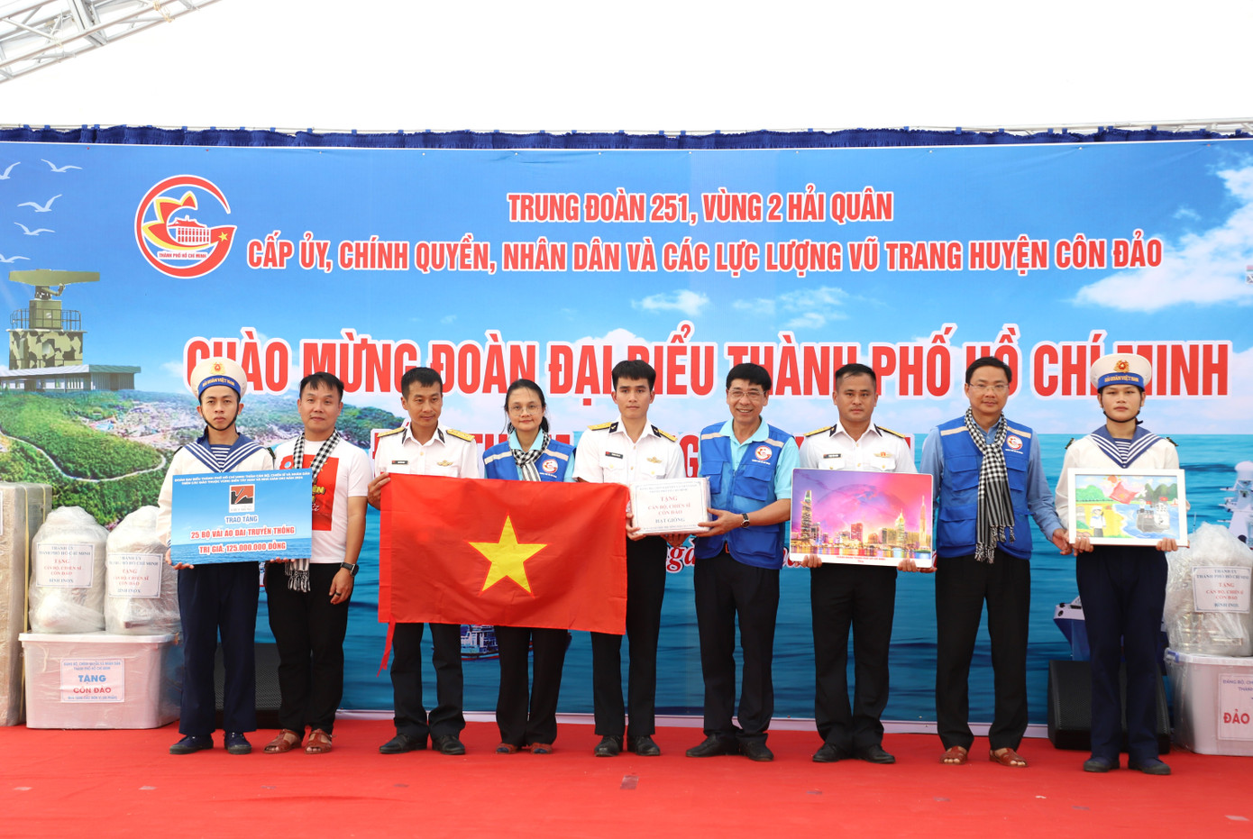 Cùng với đó, đoàn công tác cũng gửi tặng những trang bị, phần quà thiết thực đến cán bộ, chiến sĩ và các lực lượng đang đóng quân, làm nhiệm vụ trên đảo Côn Đảo.