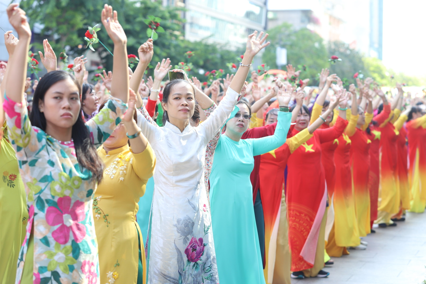 Sau vài phút khởi động và tập dượt với sự hướng dẫn của biên đạo, các chị em đã nhanh chóng bắt nhịp với bài đồng diễn.