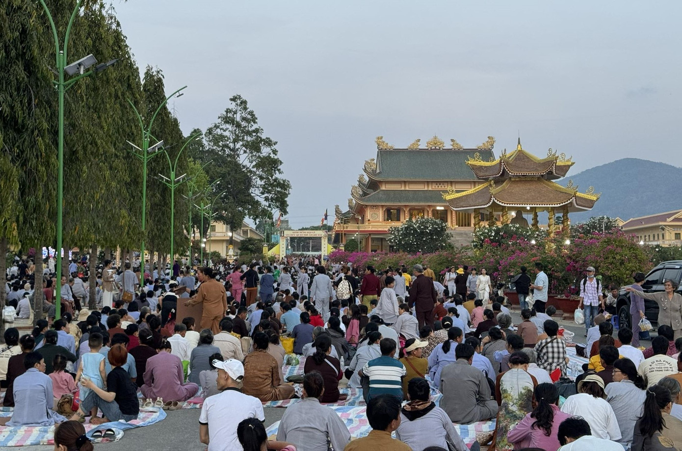 Dù lượng người có mặt dự lễ đông đúc, bà con phật tử đảm bảo ổn định và nghiêm túc tham gia các nghi lễ.