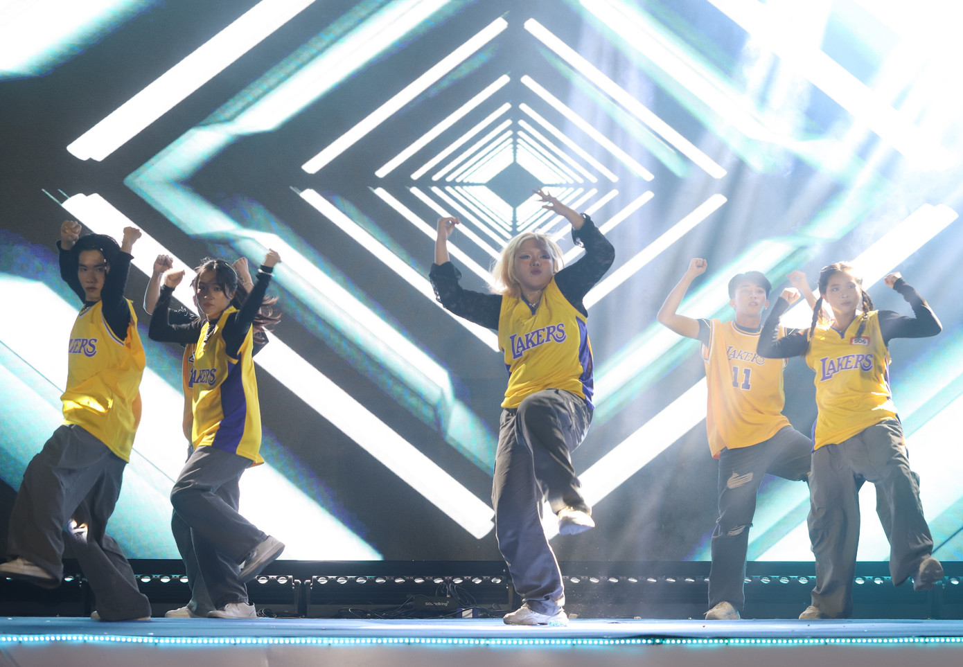 Các sinh viên thể hiện sở trường, cá tính năng động, sáng tạo qua các màn trình diễn tại đêm thi.