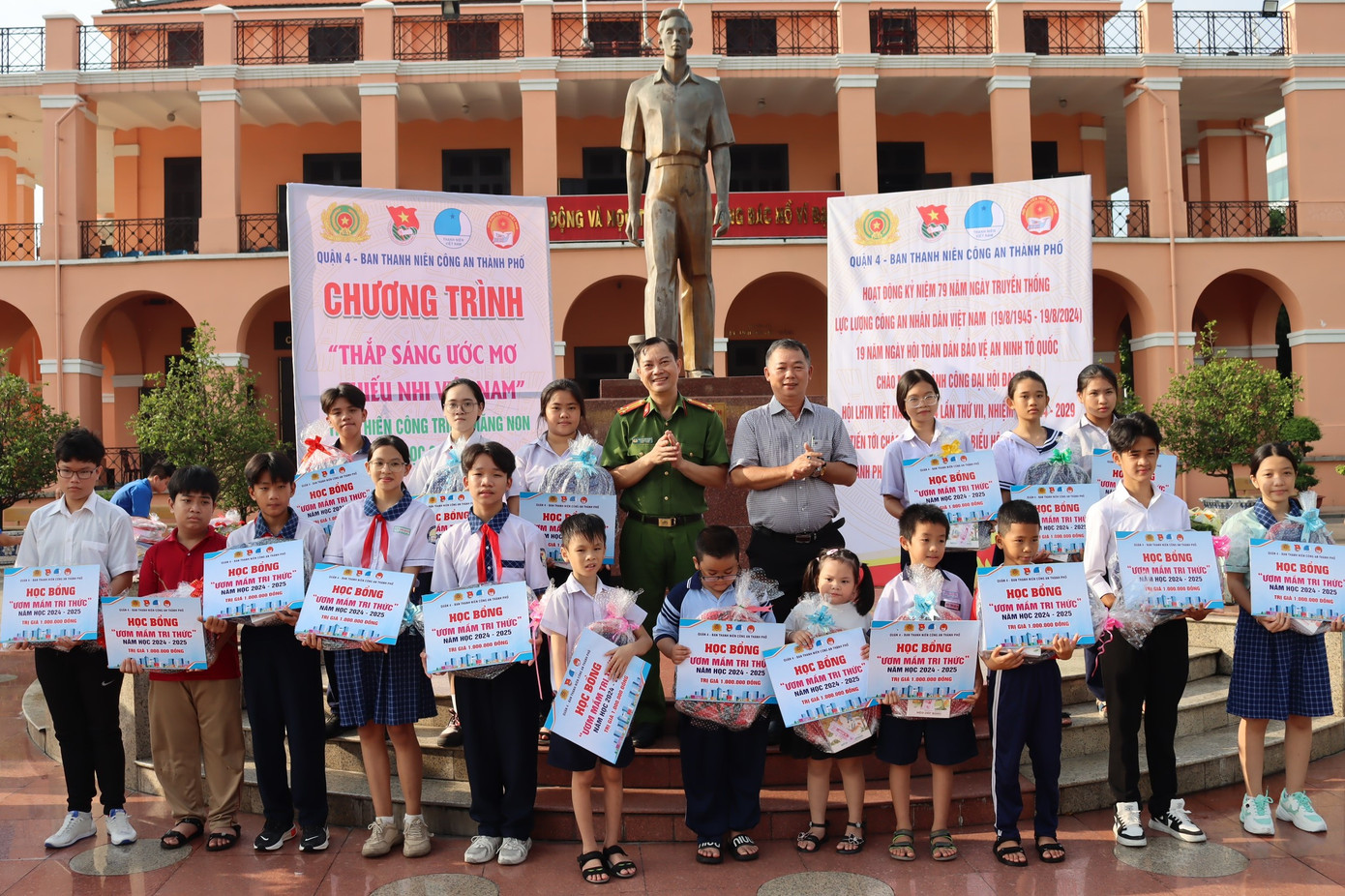 Các đơn vị trao 160 phần học bổng động viên các em học sinh tiếp tục vươn lên trong học tập và cuộc sống. Ảnh: CTV