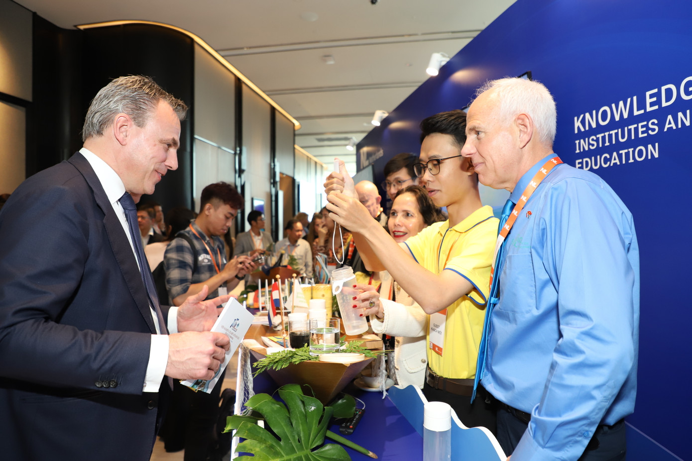 Bộ trưởng Mark Harbers (bên trái) tìm hiểu hoạt động nghiên cứu tại các viện nghiên cứu, cơ quan giáo dục.