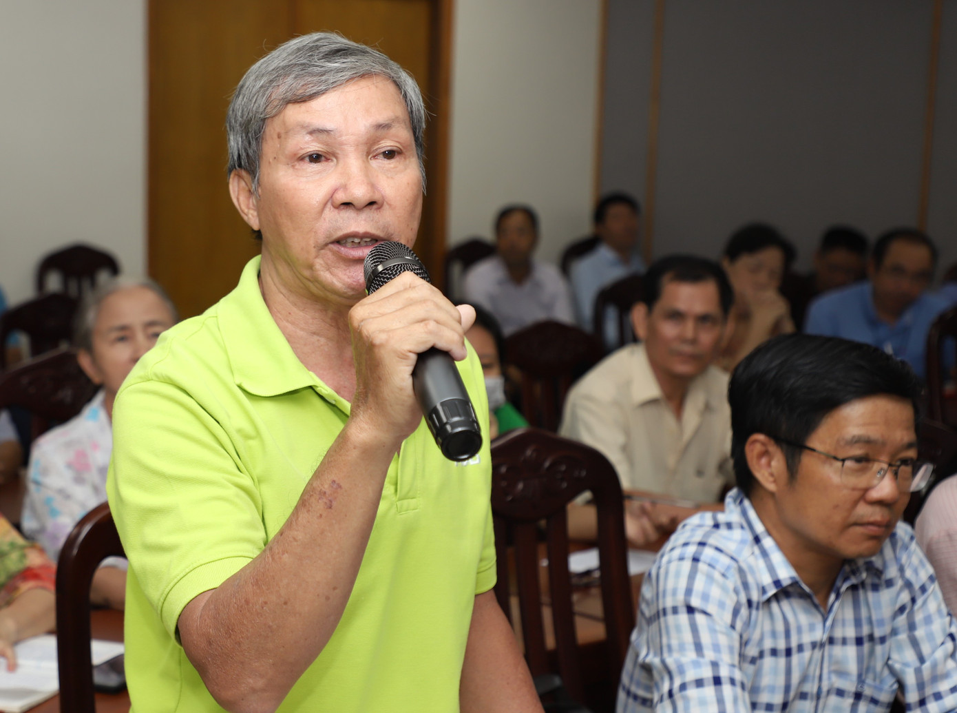 Cử tri La Kiến Cương trao đổi tại buổi tiếp xúc. Ảnh: Ngô Tùng