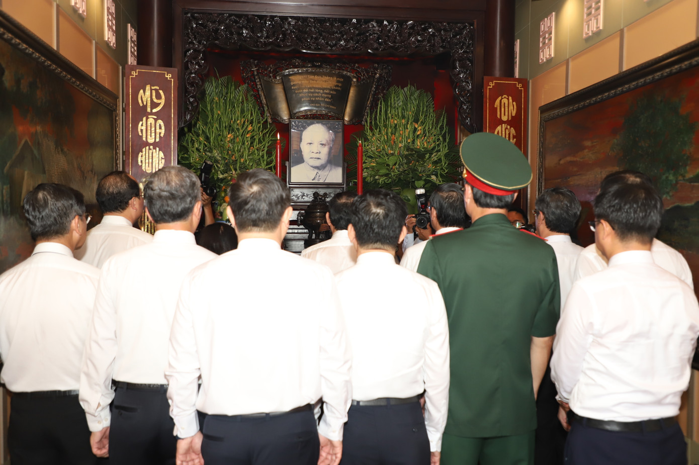 Tiếp đó, đoàn đại biểu đã dâng hương tưởng niệm Chủ tịch Tôn Đức Thắng.