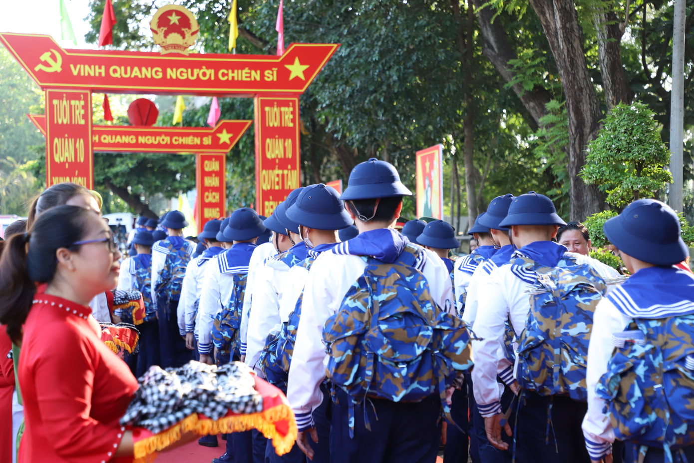 Chiến sĩ mới lên đường tòng quân, tham gia bảo vệ Tổ quốc. Chiến sĩ mới lên đường tòng quân, tham gia bảo vệ Tổ quốc.