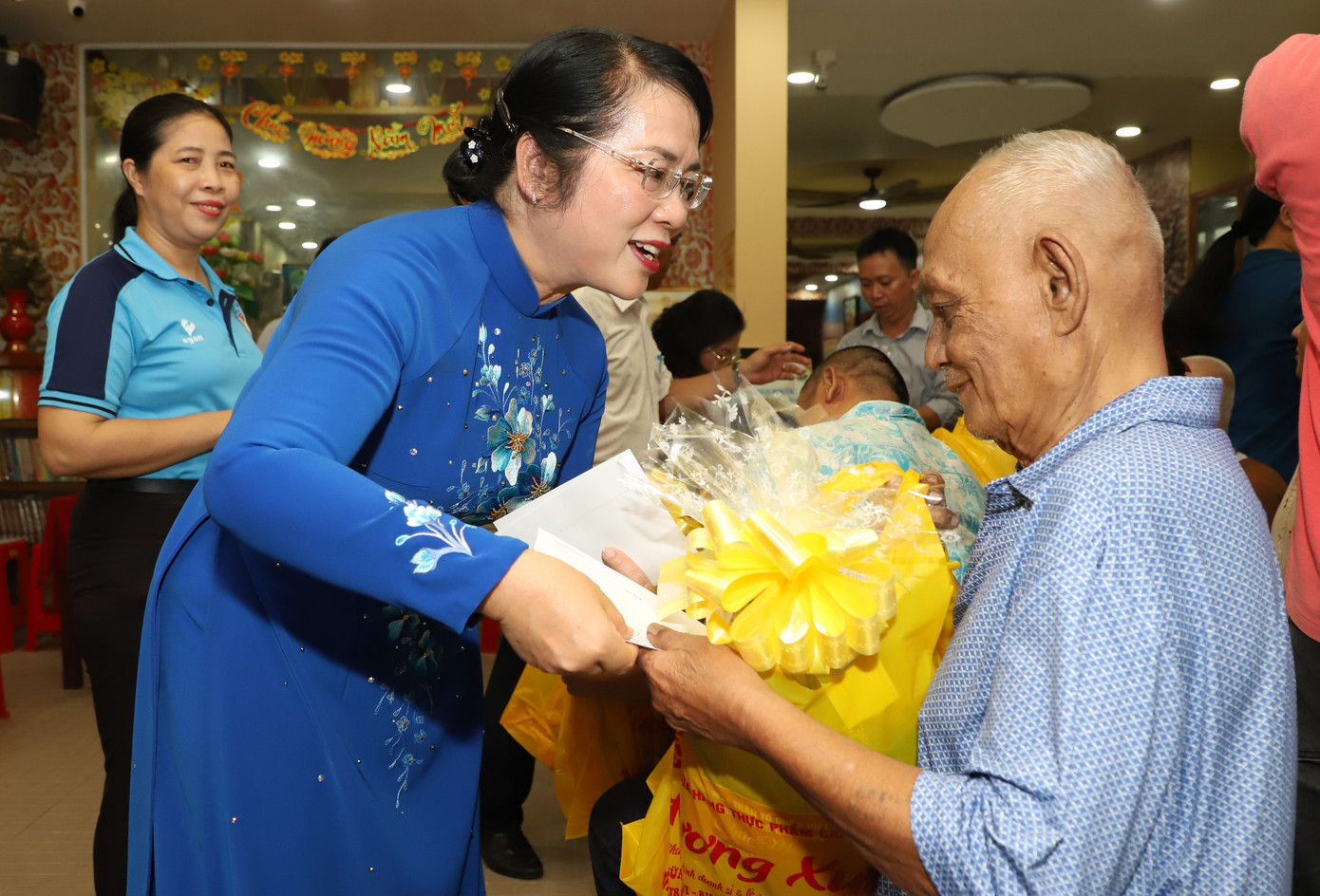 Phần quà tiếp thêm niềm vui với bà con trong dịp lễ quan trọng.