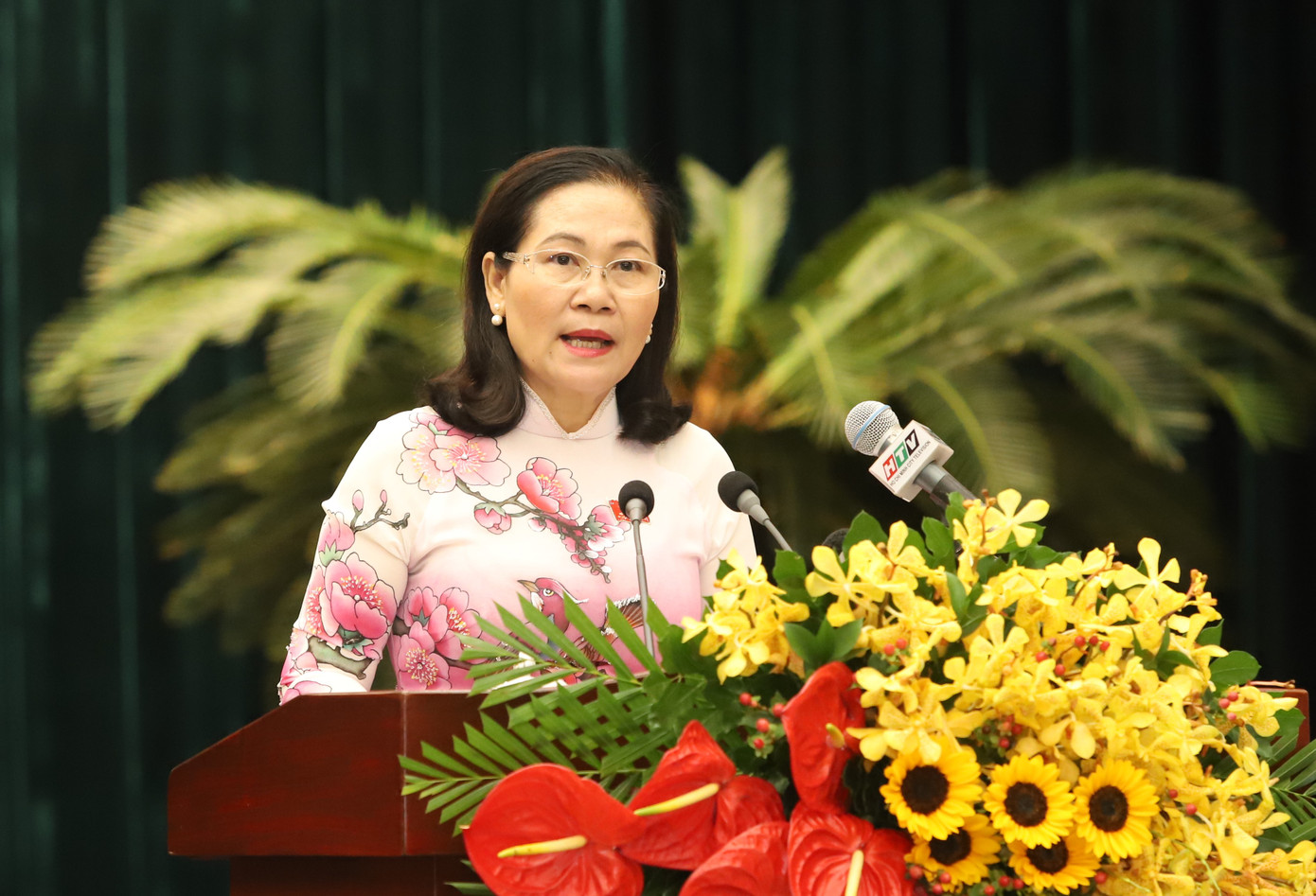 Chủ tịch HĐND TPHCM Nguyễn Thị Lệ phát biểu tại kỳ họp. Ảnh: Ngô Tùng